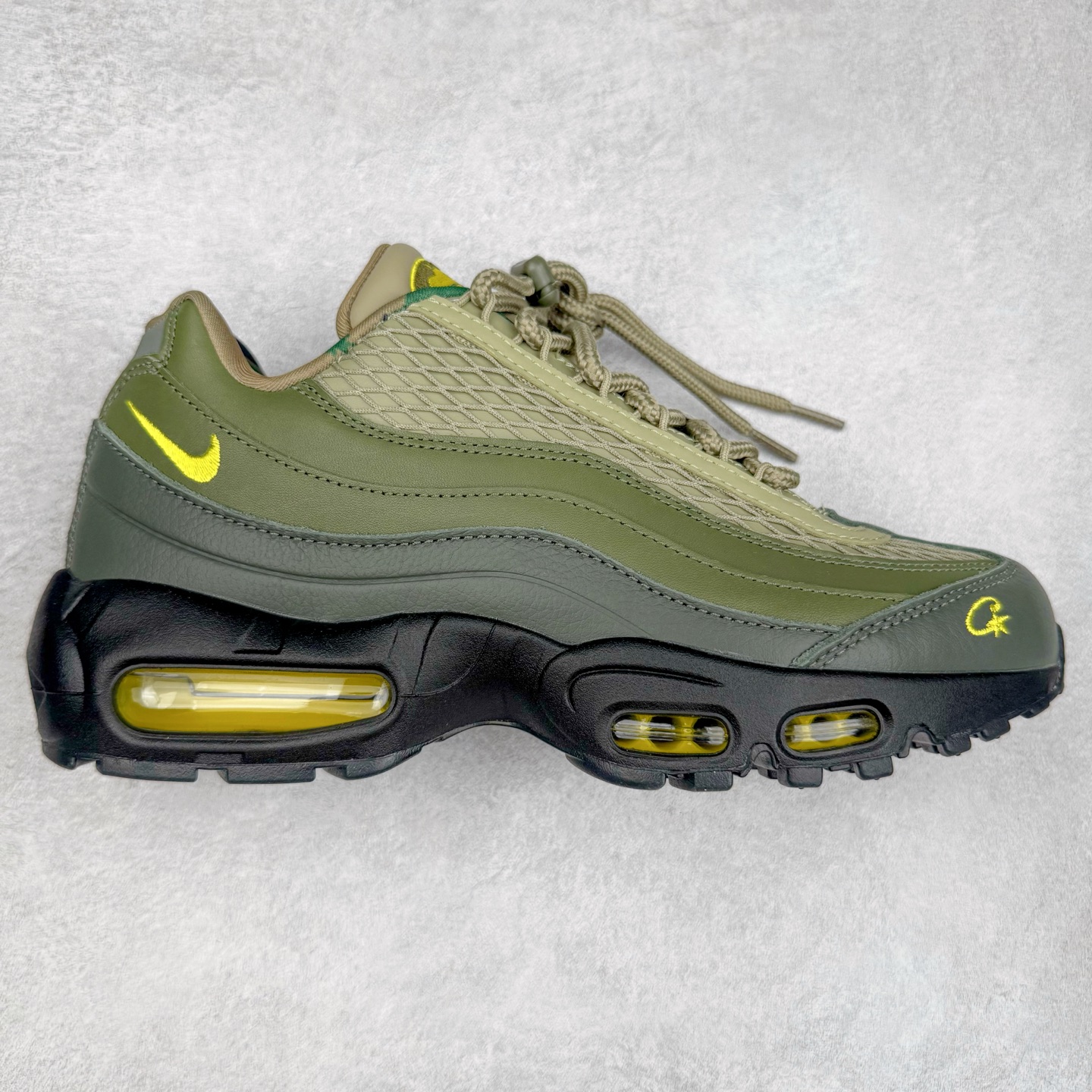 ＃GX纯原 Corteiz x NK Air Max 95 联名复古舒适气垫运动鞋 黑绿 FB2709-300 经典重温 外单专供大厂出品 品质稳定 一百余色 终端操作 鞋款设计灵感源于人体构造 中底设计基于人体的脊柱构造 是整体设计的核心 尼龙孔眼代表了肋骨 而分层式面板和网眼象征着肌肉纤维和肉体组织 Air Max 95采用了两个独立的吹塑成型的Air-Sole单元 并首次在前掌使用可视化气垫设计 Swoosh logo夜当作一个 点符号放在了鞋子的后帮位置 20年的发展让 AIR MAX 95有了不同的故事 20年后再度面向世人的时候 焕然一新的面貌 让人有了另外一种清新脱俗的感觉 尺码：40 40.5 41 42 42.5 43 44 44.5 45 45.5 46 47.5 48.5-选品中心