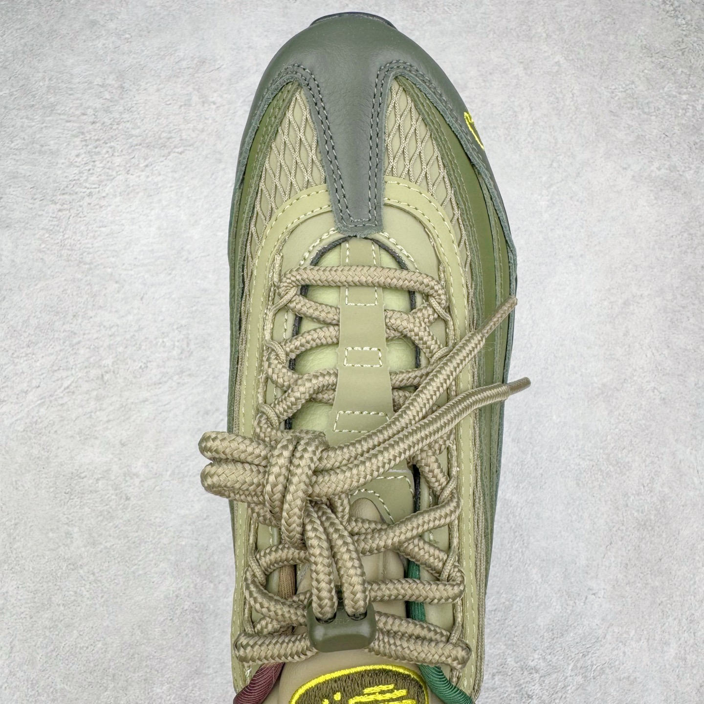 图片[4]-＃GX纯原 Corteiz x NK Air Max 95 联名复古舒适气垫运动鞋 黑绿 FB2709-300 经典重温 外单专供大厂出品 品质稳定 一百余色 终端操作 鞋款设计灵感源于人体构造 中底设计基于人体的脊柱构造 是整体设计的核心 尼龙孔眼代表了肋骨 而分层式面板和网眼象征着肌肉纤维和肉体组织 Air Max 95采用了两个独立的吹塑成型的Air-Sole单元 并首次在前掌使用可视化气垫设计 Swoosh logo夜当作一个 点符号放在了鞋子的后帮位置 20年的发展让 AIR MAX 95有了不同的故事 20年后再度面向世人的时候 焕然一新的面貌 让人有了另外一种清新脱俗的感觉 尺码：40 40.5 41 42 42.5 43 44 44.5 45 45.5 46 47.5 48.5-选品中心