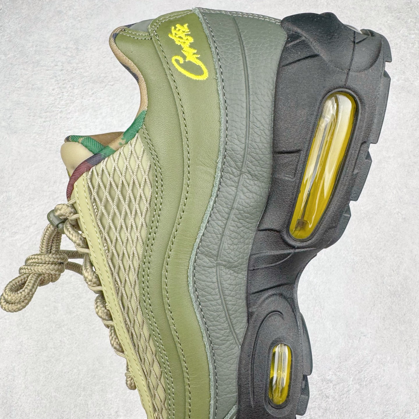 图片[7]-＃GX纯原 Corteiz x NK Air Max 95 联名复古舒适气垫运动鞋 黑绿 FB2709-300 经典重温 外单专供大厂出品 品质稳定 一百余色 终端操作 鞋款设计灵感源于人体构造 中底设计基于人体的脊柱构造 是整体设计的核心 尼龙孔眼代表了肋骨 而分层式面板和网眼象征着肌肉纤维和肉体组织 Air Max 95采用了两个独立的吹塑成型的Air-Sole单元 并首次在前掌使用可视化气垫设计 Swoosh logo夜当作一个 点符号放在了鞋子的后帮位置 20年的发展让 AIR MAX 95有了不同的故事 20年后再度面向世人的时候 焕然一新的面貌 让人有了另外一种清新脱俗的感觉 尺码：40 40.5 41 42 42.5 43 44 44.5 45 45.5 46 47.5 48.5-选品中心