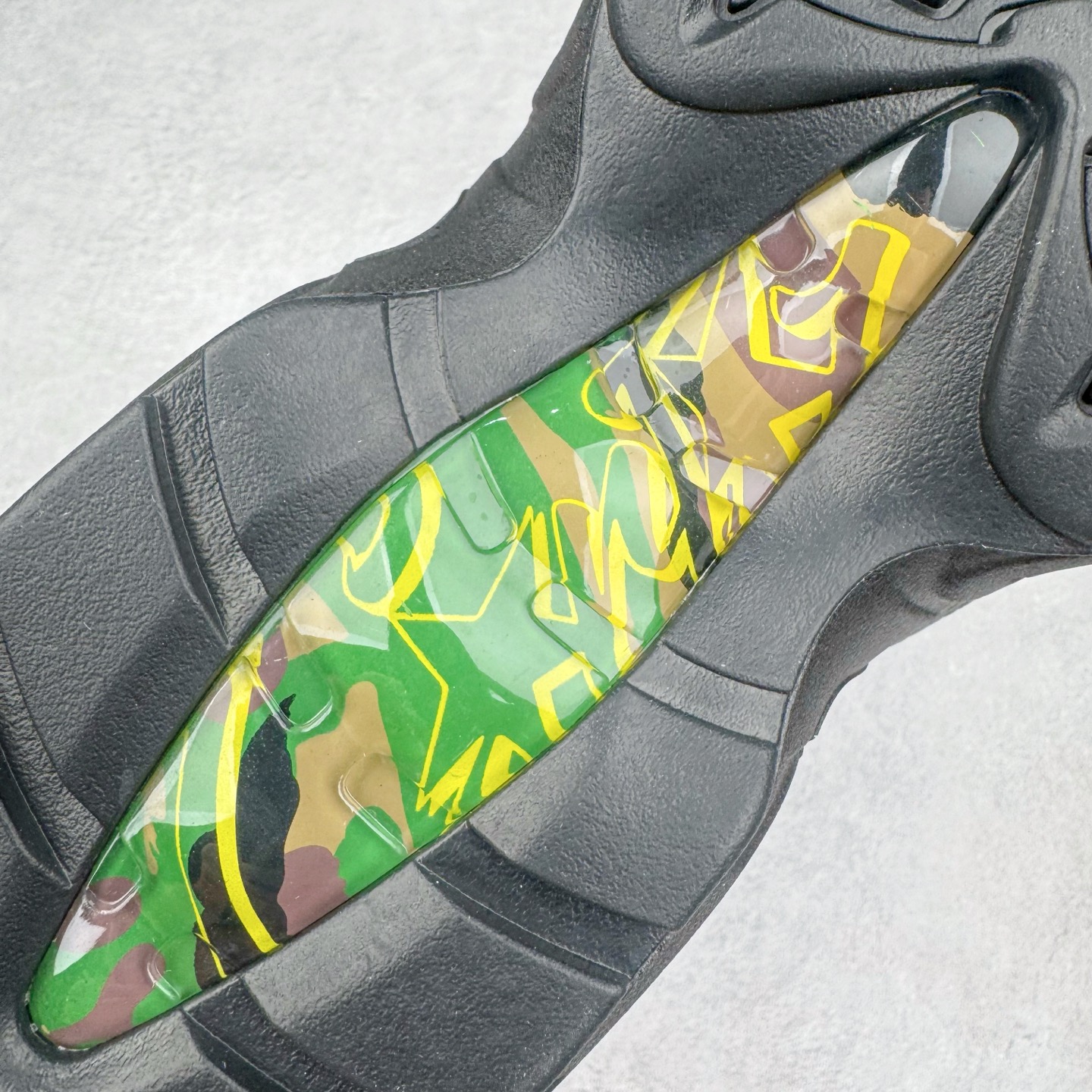 图片[21]-＃GX纯原 Corteiz x NK Air Max 95 联名复古舒适气垫运动鞋 黑绿 FB2709-300 经典重温 外单专供大厂出品 品质稳定 一百余色 终端操作 鞋款设计灵感源于人体构造 中底设计基于人体的脊柱构造 是整体设计的核心 尼龙孔眼代表了肋骨 而分层式面板和网眼象征着肌肉纤维和肉体组织 Air Max 95采用了两个独立的吹塑成型的Air-Sole单元 并首次在前掌使用可视化气垫设计 Swoosh logo夜当作一个 点符号放在了鞋子的后帮位置 20年的发展让 AIR MAX 95有了不同的故事 20年后再度面向世人的时候 焕然一新的面貌 让人有了另外一种清新脱俗的感觉 尺码：40 40.5 41 42 42.5 43 44 44.5 45 45.5 46 47.5 48.5-选品中心