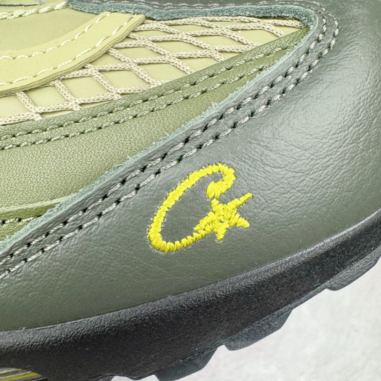 图片[15]-＃GX纯原 Corteiz x NK Air Max 95 联名复古舒适气垫运动鞋 黑绿 FB2709-300 经典重温 外单专供大厂出品 品质稳定 一百余色 终端操作 鞋款设计灵感源于人体构造 中底设计基于人体的脊柱构造 是整体设计的核心 尼龙孔眼代表了肋骨 而分层式面板和网眼象征着肌肉纤维和肉体组织 Air Max 95采用了两个独立的吹塑成型的Air-Sole单元 并首次在前掌使用可视化气垫设计 Swoosh logo夜当作一个 点符号放在了鞋子的后帮位置 20年的发展让 AIR MAX 95有了不同的故事 20年后再度面向世人的时候 焕然一新的面貌 让人有了另外一种清新脱俗的感觉 尺码：40 40.5 41 42 42.5 43 44 44.5 45 45.5 46 47.5 48.5-选品中心