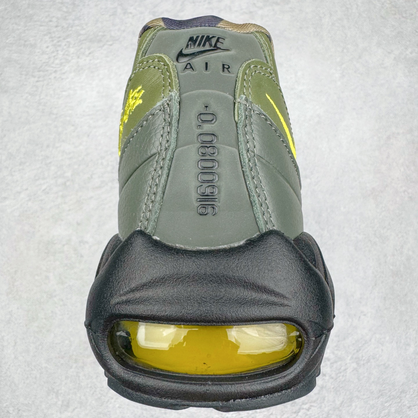 图片[8]-＃GX纯原 Corteiz x NK Air Max 95 联名复古舒适气垫运动鞋 黑绿 FB2709-300 经典重温 外单专供大厂出品 品质稳定 一百余色 终端操作 鞋款设计灵感源于人体构造 中底设计基于人体的脊柱构造 是整体设计的核心 尼龙孔眼代表了肋骨 而分层式面板和网眼象征着肌肉纤维和肉体组织 Air Max 95采用了两个独立的吹塑成型的Air-Sole单元 并首次在前掌使用可视化气垫设计 Swoosh logo夜当作一个 点符号放在了鞋子的后帮位置 20年的发展让 AIR MAX 95有了不同的故事 20年后再度面向世人的时候 焕然一新的面貌 让人有了另外一种清新脱俗的感觉 尺码：40 40.5 41 42 42.5 43 44 44.5 45 45.5 46 47.5 48.5-选品中心