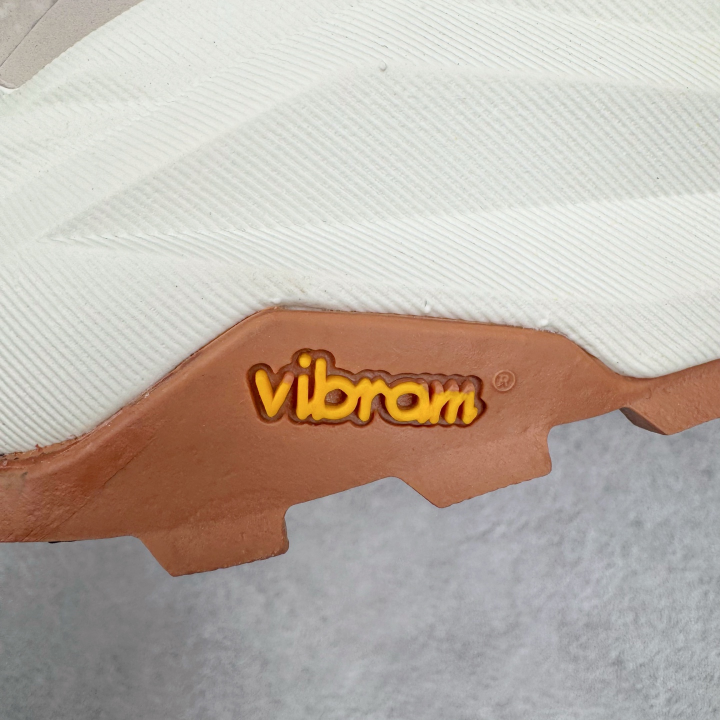 图片[20]-＃纯原 Altra OLYMPUS 6 奥创奥林匹斯六代舒适百搭防滑耐磨低帮户外跑步鞋 2009年，长跑精英运动员Golden Harper在美国犹他州创立了“Altra Footwear”，跑鞋特点是采用舒适的FootShape™M（很适鞋楦）设计和独特的BalancedCushioning™（平衡缓冲）技术，帮助遭受伤病困扰的跑者回归跑步，从而迅速积累起良好的口碑。2011年品牌迅速发展，屡获大奖。2015年开始不仅占据全美跑鞋前十，足迹更是遍布全球。2016年Altra正式进入中国市场，凭借独特的品牌风格以及出色的性能表现，三年来获得越来越多普通跑者的喜爱。销售业绩增长迅速，成为中国越野跑市场占有量前三的跑鞋品牌。实拍调校N版已经零色差零失真 百分百还原实物色彩所见即所得 不存在货不对板色差等低级问题 选购参考实物拍摄 不混卖不参货 只用心做好货严格选品 承诺混一赔十 尺码：39 40 40.5 41 42 42.5 43 44 44.5 45-选品中心