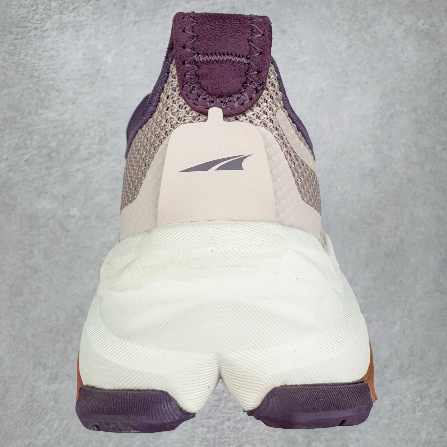 图片[8]-＃纯原 Altra OLYMPUS 6 奥创奥林匹斯六代舒适百搭防滑耐磨低帮户外跑步鞋 2009年，长跑精英运动员Golden Harper在美国犹他州创立了“Altra Footwear”，跑鞋特点是采用舒适的FootShape™M（很适鞋楦）设计和独特的BalancedCushioning™（平衡缓冲）技术，帮助遭受伤病困扰的跑者回归跑步，从而迅速积累起良好的口碑。2011年品牌迅速发展，屡获大奖。2015年开始不仅占据全美跑鞋前十，足迹更是遍布全球。2016年Altra正式进入中国市场，凭借独特的品牌风格以及出色的性能表现，三年来获得越来越多普通跑者的喜爱。销售业绩增长迅速，成为中国越野跑市场占有量前三的跑鞋品牌。实拍调校N版已经零色差零失真 百分百还原实物色彩所见即所得 不存在货不对板色差等低级问题 选购参考实物拍摄 不混卖不参货 只用心做好货严格选品 承诺混一赔十 尺码：39 40 40.5 41 42 42.5 43 44 44.5 45-选品中心