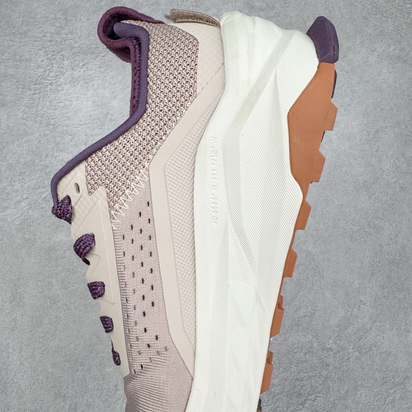 图片[7]-＃纯原 Altra OLYMPUS 6 奥创奥林匹斯六代舒适百搭防滑耐磨低帮户外跑步鞋 2009年，长跑精英运动员Golden Harper在美国犹他州创立了“Altra Footwear”，跑鞋特点是采用舒适的FootShape™M（很适鞋楦）设计和独特的BalancedCushioning™（平衡缓冲）技术，帮助遭受伤病困扰的跑者回归跑步，从而迅速积累起良好的口碑。2011年品牌迅速发展，屡获大奖。2015年开始不仅占据全美跑鞋前十，足迹更是遍布全球。2016年Altra正式进入中国市场，凭借独特的品牌风格以及出色的性能表现，三年来获得越来越多普通跑者的喜爱。销售业绩增长迅速，成为中国越野跑市场占有量前三的跑鞋品牌。实拍调校N版已经零色差零失真 百分百还原实物色彩所见即所得 不存在货不对板色差等低级问题 选购参考实物拍摄 不混卖不参货 只用心做好货严格选品 承诺混一赔十 尺码：39 40 40.5 41 42 42.5 43 44 44.5 45-选品中心