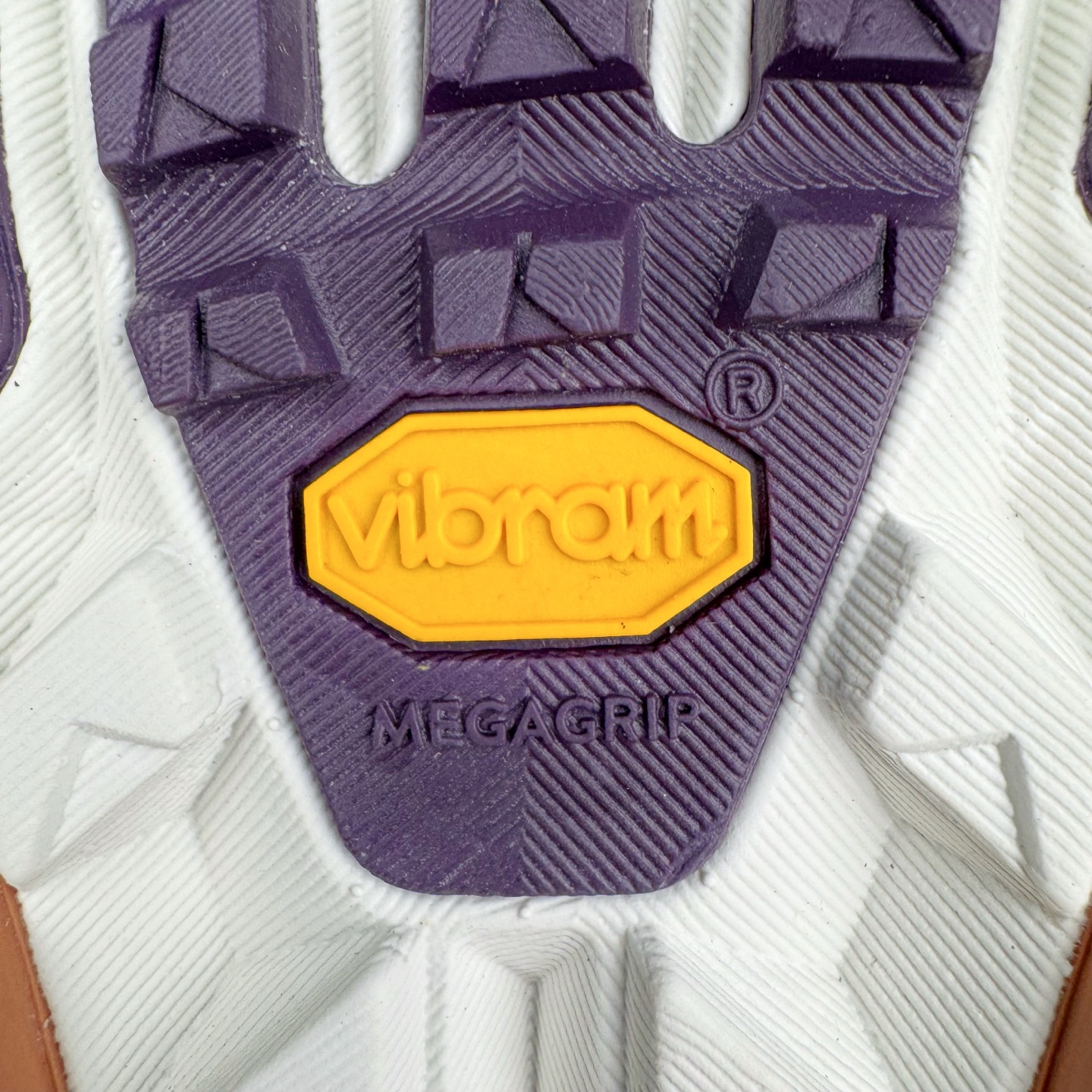 图片[21]-＃纯原 Altra OLYMPUS 6 奥创奥林匹斯六代舒适百搭防滑耐磨低帮户外跑步鞋 2009年，长跑精英运动员Golden Harper在美国犹他州创立了“Altra Footwear”，跑鞋特点是采用舒适的FootShape™M（很适鞋楦）设计和独特的BalancedCushioning™（平衡缓冲）技术，帮助遭受伤病困扰的跑者回归跑步，从而迅速积累起良好的口碑。2011年品牌迅速发展，屡获大奖。2015年开始不仅占据全美跑鞋前十，足迹更是遍布全球。2016年Altra正式进入中国市场，凭借独特的品牌风格以及出色的性能表现，三年来获得越来越多普通跑者的喜爱。销售业绩增长迅速，成为中国越野跑市场占有量前三的跑鞋品牌。实拍调校N版已经零色差零失真 百分百还原实物色彩所见即所得 不存在货不对板色差等低级问题 选购参考实物拍摄 不混卖不参货 只用心做好货严格选品 承诺混一赔十 尺码：39 40 40.5 41 42 42.5 43 44 44.5 45-选品中心