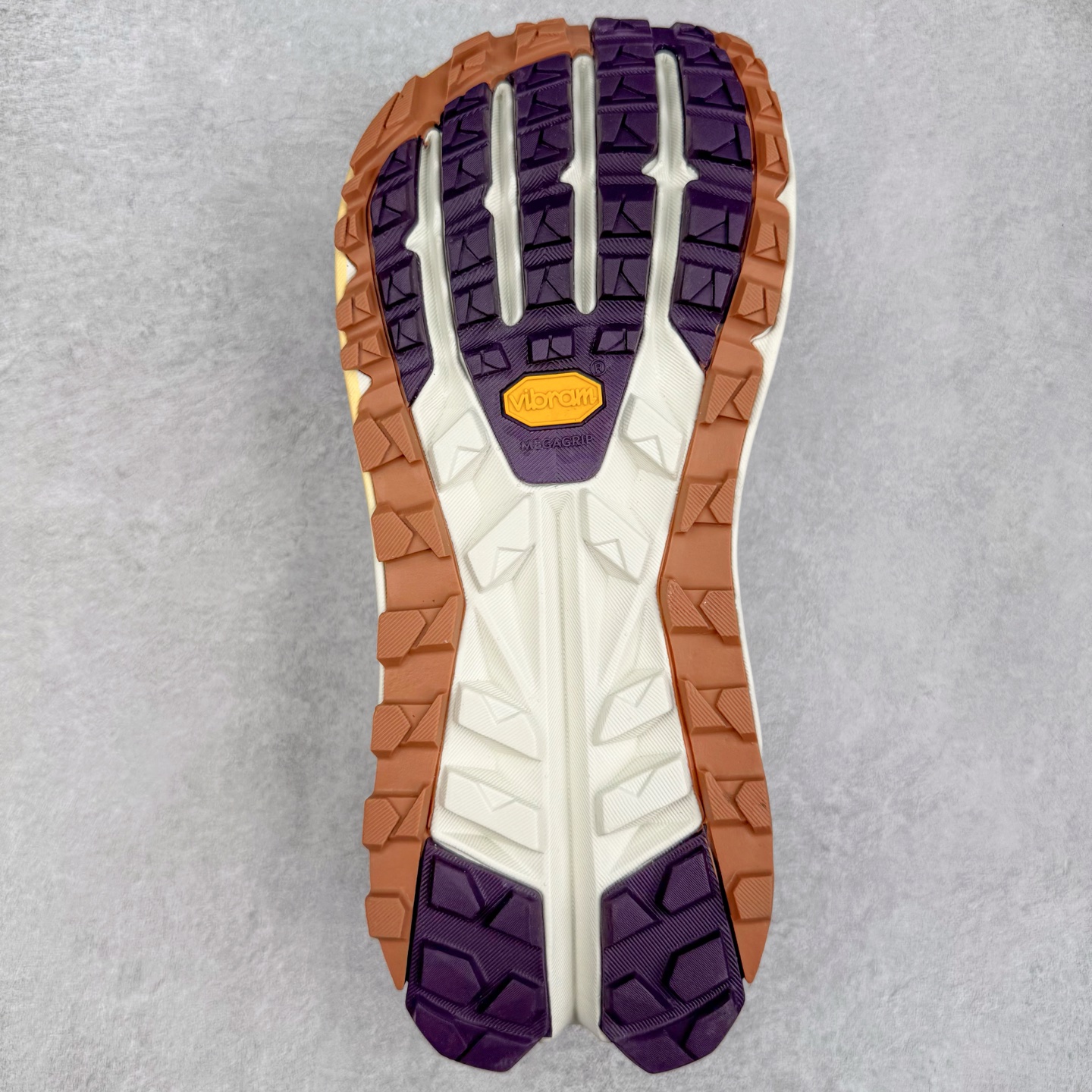 图片[9]-＃纯原 Altra OLYMPUS 6 奥创奥林匹斯六代舒适百搭防滑耐磨低帮户外跑步鞋 2009年，长跑精英运动员Golden Harper在美国犹他州创立了“Altra Footwear”，跑鞋特点是采用舒适的FootShape™M（很适鞋楦）设计和独特的BalancedCushioning™（平衡缓冲）技术，帮助遭受伤病困扰的跑者回归跑步，从而迅速积累起良好的口碑。2011年品牌迅速发展，屡获大奖。2015年开始不仅占据全美跑鞋前十，足迹更是遍布全球。2016年Altra正式进入中国市场，凭借独特的品牌风格以及出色的性能表现，三年来获得越来越多普通跑者的喜爱。销售业绩增长迅速，成为中国越野跑市场占有量前三的跑鞋品牌。实拍调校N版已经零色差零失真 百分百还原实物色彩所见即所得 不存在货不对板色差等低级问题 选购参考实物拍摄 不混卖不参货 只用心做好货严格选品 承诺混一赔十 尺码：39 40 40.5 41 42 42.5 43 44 44.5 45-选品中心