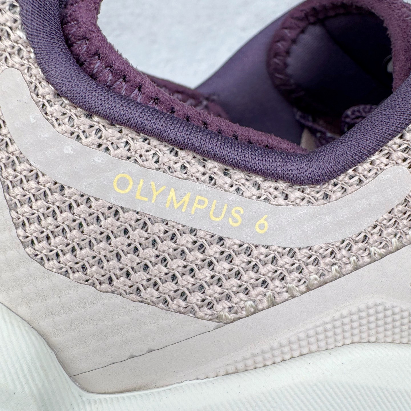 图片[17]-＃纯原 Altra OLYMPUS 6 奥创奥林匹斯六代舒适百搭防滑耐磨低帮户外跑步鞋 2009年，长跑精英运动员Golden Harper在美国犹他州创立了“Altra Footwear”，跑鞋特点是采用舒适的FootShape™M（很适鞋楦）设计和独特的BalancedCushioning™（平衡缓冲）技术，帮助遭受伤病困扰的跑者回归跑步，从而迅速积累起良好的口碑。2011年品牌迅速发展，屡获大奖。2015年开始不仅占据全美跑鞋前十，足迹更是遍布全球。2016年Altra正式进入中国市场，凭借独特的品牌风格以及出色的性能表现，三年来获得越来越多普通跑者的喜爱。销售业绩增长迅速，成为中国越野跑市场占有量前三的跑鞋品牌。实拍调校N版已经零色差零失真 百分百还原实物色彩所见即所得 不存在货不对板色差等低级问题 选购参考实物拍摄 不混卖不参货 只用心做好货严格选品 承诺混一赔十 尺码：39 40 40.5 41 42 42.5 43 44 44.5 45-选品中心