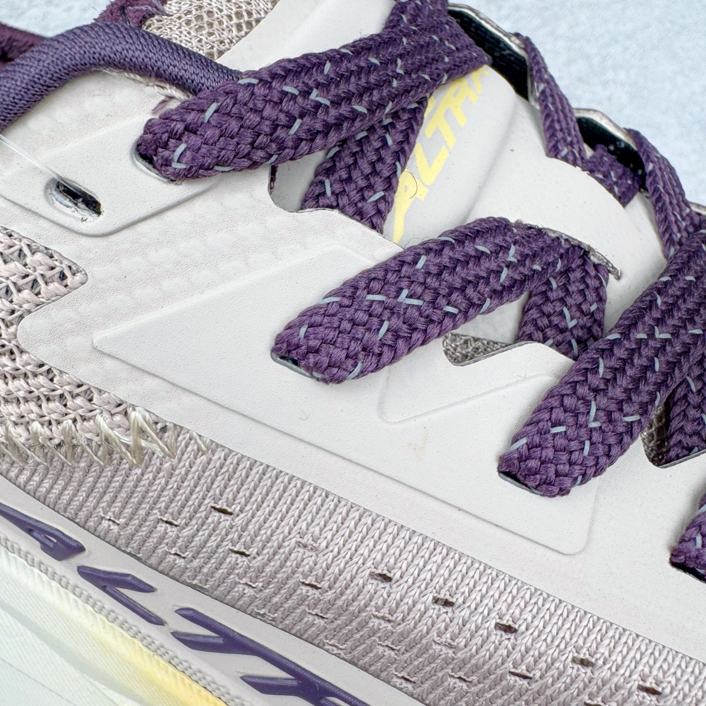 图片[18]-＃纯原 Altra OLYMPUS 6 奥创奥林匹斯六代舒适百搭防滑耐磨低帮户外跑步鞋 2009年，长跑精英运动员Golden Harper在美国犹他州创立了“Altra Footwear”，跑鞋特点是采用舒适的FootShape™M（很适鞋楦）设计和独特的BalancedCushioning™（平衡缓冲）技术，帮助遭受伤病困扰的跑者回归跑步，从而迅速积累起良好的口碑。2011年品牌迅速发展，屡获大奖。2015年开始不仅占据全美跑鞋前十，足迹更是遍布全球。2016年Altra正式进入中国市场，凭借独特的品牌风格以及出色的性能表现，三年来获得越来越多普通跑者的喜爱。销售业绩增长迅速，成为中国越野跑市场占有量前三的跑鞋品牌。实拍调校N版已经零色差零失真 百分百还原实物色彩所见即所得 不存在货不对板色差等低级问题 选购参考实物拍摄 不混卖不参货 只用心做好货严格选品 承诺混一赔十 尺码：39 40 40.5 41 42 42.5 43 44 44.5 45-选品中心