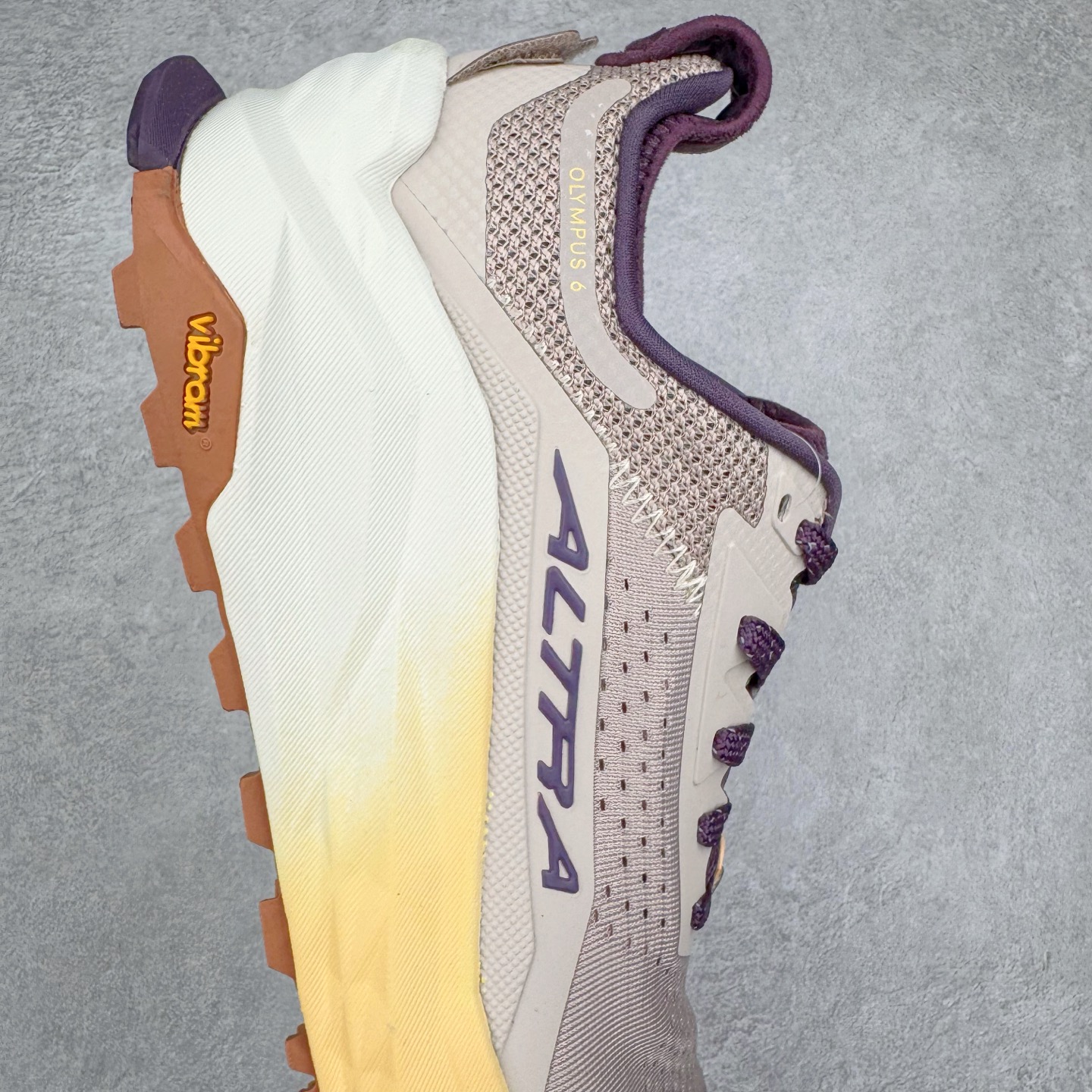 图片[6]-＃纯原 Altra OLYMPUS 6 奥创奥林匹斯六代舒适百搭防滑耐磨低帮户外跑步鞋 2009年，长跑精英运动员Golden Harper在美国犹他州创立了“Altra Footwear”，跑鞋特点是采用舒适的FootShape™M（很适鞋楦）设计和独特的BalancedCushioning™（平衡缓冲）技术，帮助遭受伤病困扰的跑者回归跑步，从而迅速积累起良好的口碑。2011年品牌迅速发展，屡获大奖。2015年开始不仅占据全美跑鞋前十，足迹更是遍布全球。2016年Altra正式进入中国市场，凭借独特的品牌风格以及出色的性能表现，三年来获得越来越多普通跑者的喜爱。销售业绩增长迅速，成为中国越野跑市场占有量前三的跑鞋品牌。实拍调校N版已经零色差零失真 百分百还原实物色彩所见即所得 不存在货不对板色差等低级问题 选购参考实物拍摄 不混卖不参货 只用心做好货严格选品 承诺混一赔十 尺码：39 40 40.5 41 42 42.5 43 44 44.5 45-选品中心