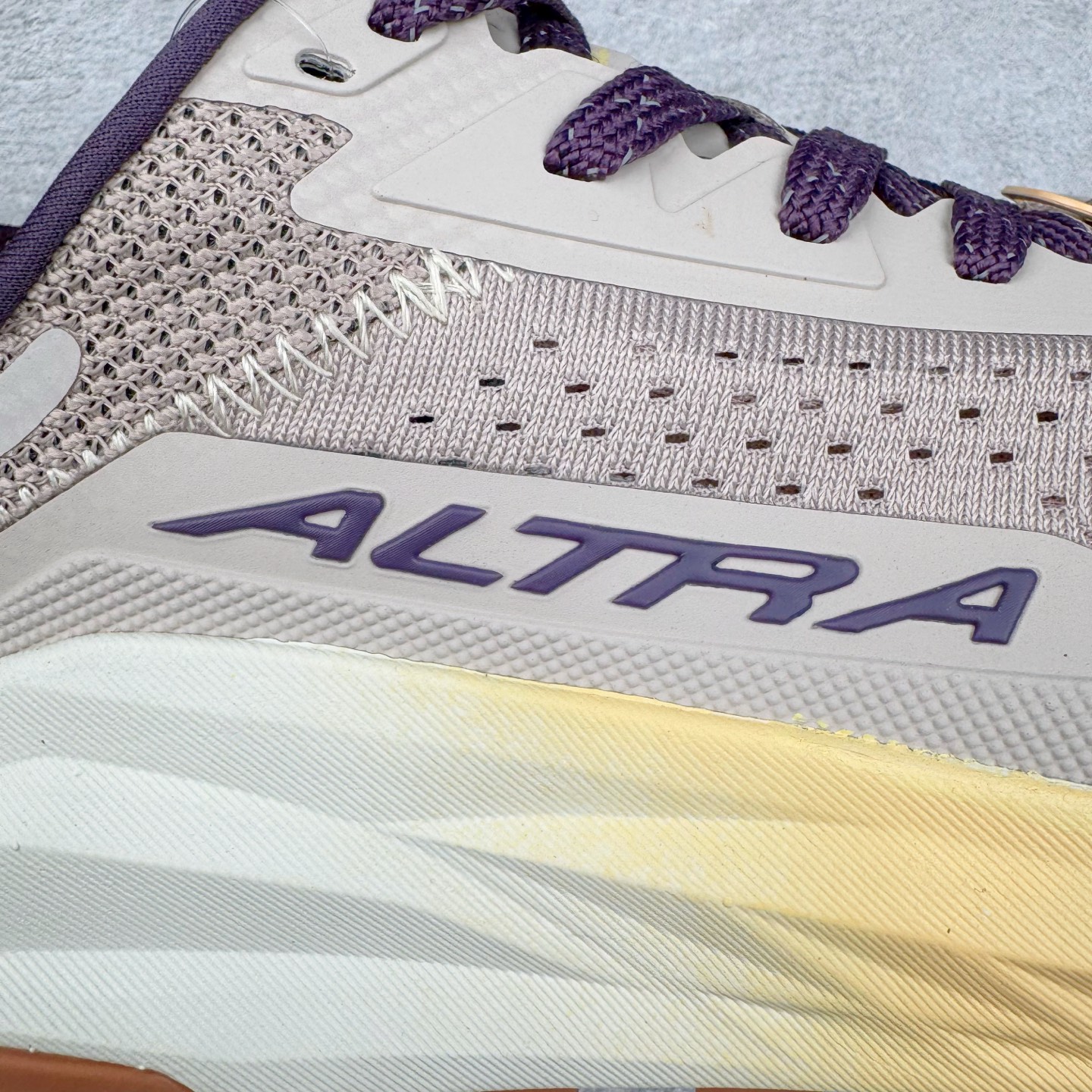 图片[19]-＃纯原 Altra OLYMPUS 6 奥创奥林匹斯六代舒适百搭防滑耐磨低帮户外跑步鞋 2009年，长跑精英运动员Golden Harper在美国犹他州创立了“Altra Footwear”，跑鞋特点是采用舒适的FootShape™M（很适鞋楦）设计和独特的BalancedCushioning™（平衡缓冲）技术，帮助遭受伤病困扰的跑者回归跑步，从而迅速积累起良好的口碑。2011年品牌迅速发展，屡获大奖。2015年开始不仅占据全美跑鞋前十，足迹更是遍布全球。2016年Altra正式进入中国市场，凭借独特的品牌风格以及出色的性能表现，三年来获得越来越多普通跑者的喜爱。销售业绩增长迅速，成为中国越野跑市场占有量前三的跑鞋品牌。实拍调校N版已经零色差零失真 百分百还原实物色彩所见即所得 不存在货不对板色差等低级问题 选购参考实物拍摄 不混卖不参货 只用心做好货严格选品 承诺混一赔十 尺码：39 40 40.5 41 42 42.5 43 44 44.5 45-选品中心