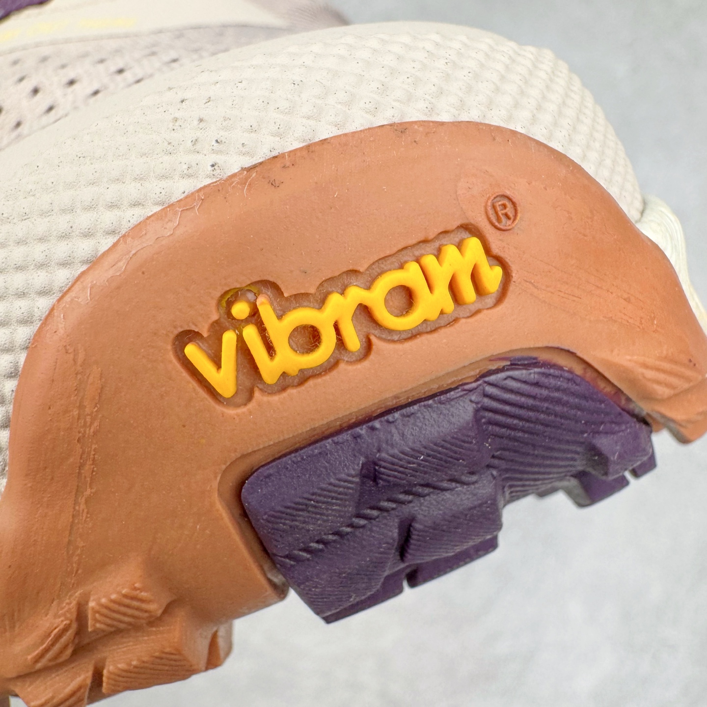 图片[15]-＃纯原 Altra OLYMPUS 6 奥创奥林匹斯六代舒适百搭防滑耐磨低帮户外跑步鞋 2009年，长跑精英运动员Golden Harper在美国犹他州创立了“Altra Footwear”，跑鞋特点是采用舒适的FootShape™M（很适鞋楦）设计和独特的BalancedCushioning™（平衡缓冲）技术，帮助遭受伤病困扰的跑者回归跑步，从而迅速积累起良好的口碑。2011年品牌迅速发展，屡获大奖。2015年开始不仅占据全美跑鞋前十，足迹更是遍布全球。2016年Altra正式进入中国市场，凭借独特的品牌风格以及出色的性能表现，三年来获得越来越多普通跑者的喜爱。销售业绩增长迅速，成为中国越野跑市场占有量前三的跑鞋品牌。实拍调校N版已经零色差零失真 百分百还原实物色彩所见即所得 不存在货不对板色差等低级问题 选购参考实物拍摄 不混卖不参货 只用心做好货严格选品 承诺混一赔十 尺码：39 40 40.5 41 42 42.5 43 44 44.5 45-选品中心