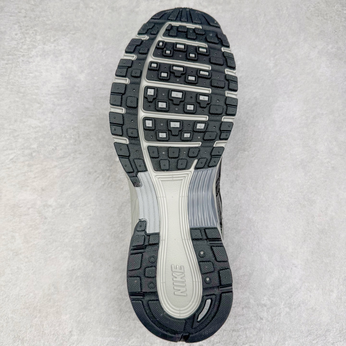 图片[9]-＃CS纯原 NK P-6000 系列低帮复古老爹风休闲运动舒适慢跑鞋 HQ3818-001 购入原鞋原装纸板楦头开发 独家私模四层组合大底 市场唯一正确版本 良心定价 新配色陆续出货 进口三文治网面 融合 Pegasus 过往运动鞋设计 助力 21 世纪早期跑步运动跃升时尚新高度 采用透气网眼布、运动风格线条和耐穿覆面 兼具吸睛外观和舒适感受 中底泡绵以田径赛道为灵感 打造厚实设计 缔造出众缓震性能 尺码：36 36.5 37.5 38 38.5 39 40 40.5 41 42 42.5 43 44 44.5 45-选品中心