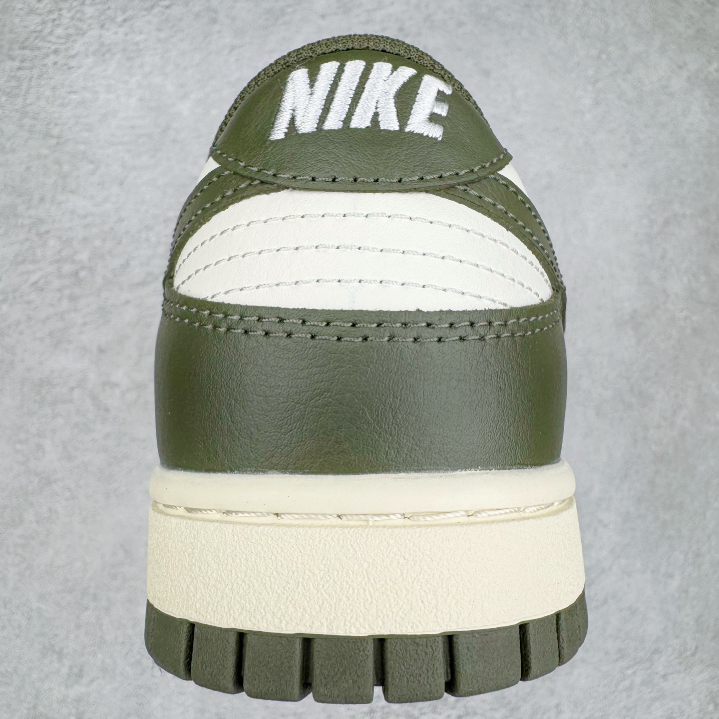 图片[8]-＃YC纯原 NK Dunk Low 军绿 HF5441-102 实力大厂出品 新配色陆续开发 利润个位数只为口碑 全套原纸板楦头开发 确保原汁原味 完美呈现DUNK版型 一比一鞋头弧度高度鞋身弧度 此版本只针对中端市场 皮料材质有所更替 其他数据细节工艺流程均保持一致 绝不口嗨 细节品控鞋型随意对比 独家私模官方第六代原厂航空铝磨具打磨大底 鞋头坡度极致还原 无解鞋型 原盒原配 圈内天花板工艺 原厂玻璃冲刀 超高清洁度 全鞋零毛边皮料切割 原厂中底布点胶 中底布拉帮走线遵循公司 尺码：36 36.5 37.5 38 38.5 39 40 40.5 41 42 42.5 43 44 44.5 45 46-选品中心