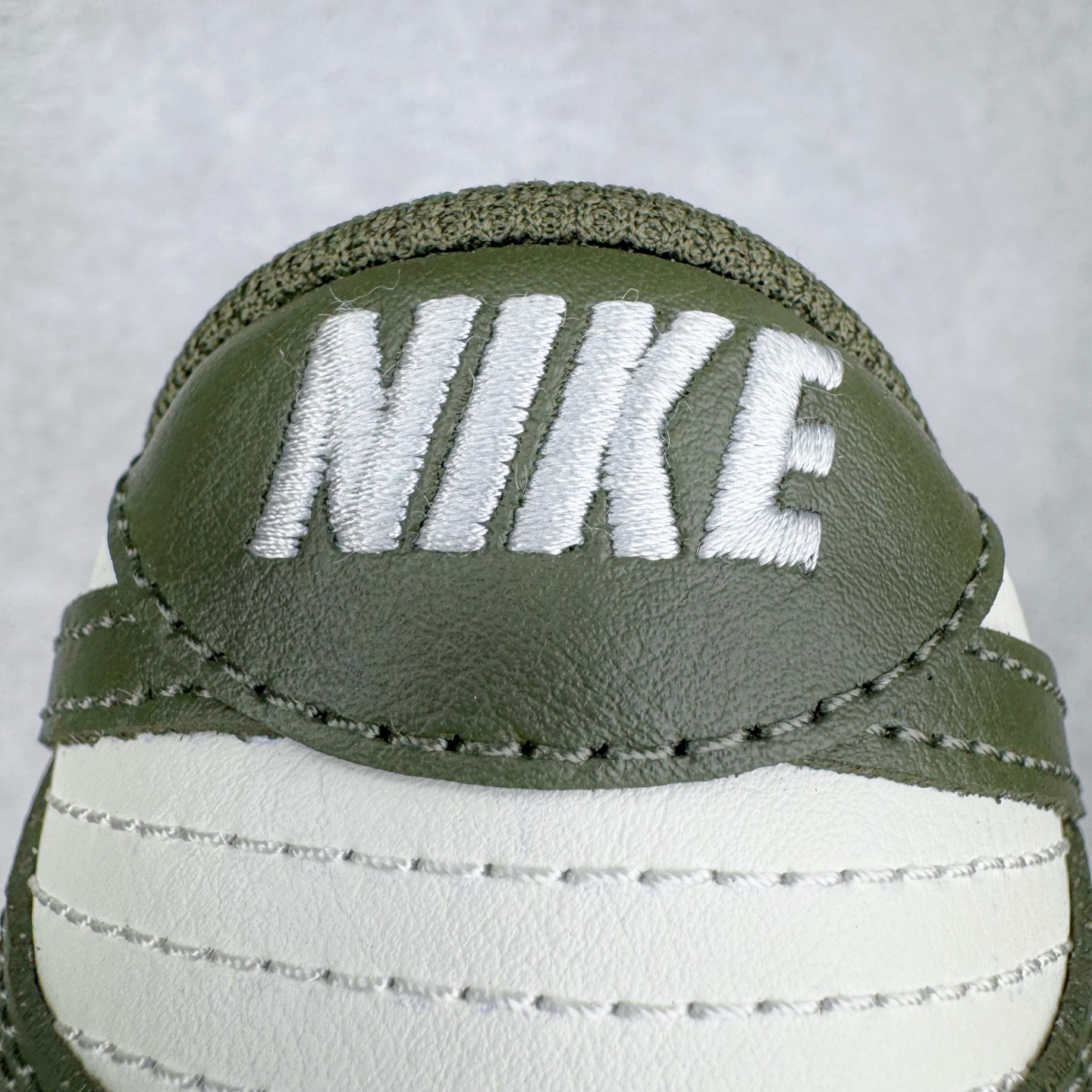 图片[10]-＃YC纯原 NK Dunk Low 军绿 HF5441-102 实力大厂出品 新配色陆续开发 利润个位数只为口碑 全套原纸板楦头开发 确保原汁原味 完美呈现DUNK版型 一比一鞋头弧度高度鞋身弧度 此版本只针对中端市场 皮料材质有所更替 其他数据细节工艺流程均保持一致 绝不口嗨 细节品控鞋型随意对比 独家私模官方第六代原厂航空铝磨具打磨大底 鞋头坡度极致还原 无解鞋型 原盒原配 圈内天花板工艺 原厂玻璃冲刀 超高清洁度 全鞋零毛边皮料切割 原厂中底布点胶 中底布拉帮走线遵循公司 尺码：36 36.5 37.5 38 38.5 39 40 40.5 41 42 42.5 43 44 44.5 45 46-选品中心