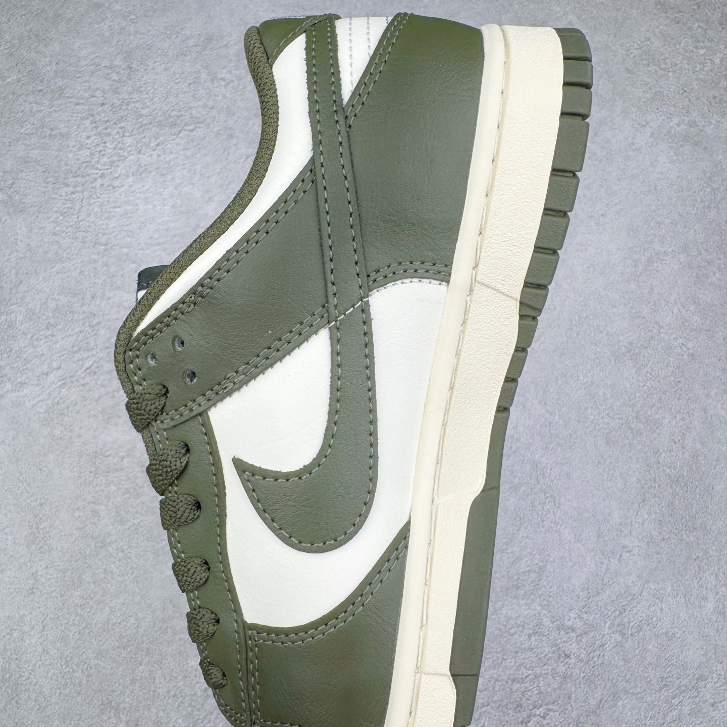 图片[7]-＃YC纯原 NK Dunk Low 军绿 HF5441-102 实力大厂出品 新配色陆续开发 利润个位数只为口碑 全套原纸板楦头开发 确保原汁原味 完美呈现DUNK版型 一比一鞋头弧度高度鞋身弧度 此版本只针对中端市场 皮料材质有所更替 其他数据细节工艺流程均保持一致 绝不口嗨 细节品控鞋型随意对比 独家私模官方第六代原厂航空铝磨具打磨大底 鞋头坡度极致还原 无解鞋型 原盒原配 圈内天花板工艺 原厂玻璃冲刀 超高清洁度 全鞋零毛边皮料切割 原厂中底布点胶 中底布拉帮走线遵循公司 尺码：36 36.5 37.5 38 38.5 39 40 40.5 41 42 42.5 43 44 44.5 45 46-选品中心