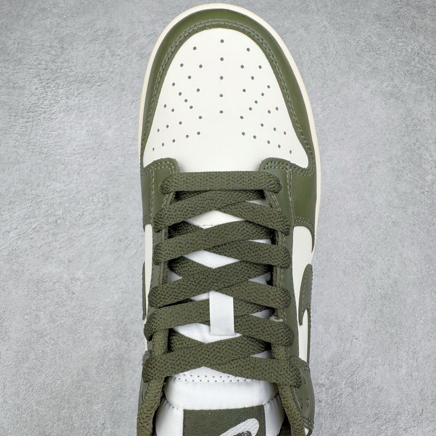 图片[4]-＃YC纯原 NK Dunk Low 军绿 HF5441-102 实力大厂出品 新配色陆续开发 利润个位数只为口碑 全套原纸板楦头开发 确保原汁原味 完美呈现DUNK版型 一比一鞋头弧度高度鞋身弧度 此版本只针对中端市场 皮料材质有所更替 其他数据细节工艺流程均保持一致 绝不口嗨 细节品控鞋型随意对比 独家私模官方第六代原厂航空铝磨具打磨大底 鞋头坡度极致还原 无解鞋型 原盒原配 圈内天花板工艺 原厂玻璃冲刀 超高清洁度 全鞋零毛边皮料切割 原厂中底布点胶 中底布拉帮走线遵循公司 尺码：36 36.5 37.5 38 38.5 39 40 40.5 41 42 42.5 43 44 44.5 45 46-选品中心