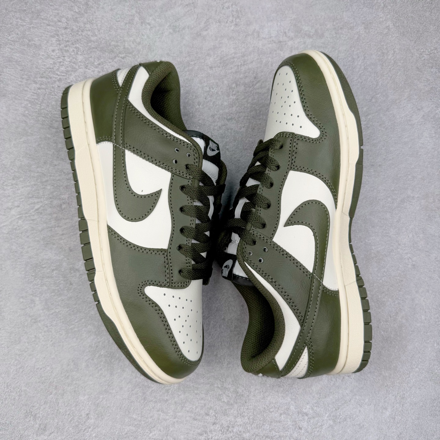 图片[3]-＃YC纯原 NK Dunk Low 军绿 HF5441-102 实力大厂出品 新配色陆续开发 利润个位数只为口碑 全套原纸板楦头开发 确保原汁原味 完美呈现DUNK版型 一比一鞋头弧度高度鞋身弧度 此版本只针对中端市场 皮料材质有所更替 其他数据细节工艺流程均保持一致 绝不口嗨 细节品控鞋型随意对比 独家私模官方第六代原厂航空铝磨具打磨大底 鞋头坡度极致还原 无解鞋型 原盒原配 圈内天花板工艺 原厂玻璃冲刀 超高清洁度 全鞋零毛边皮料切割 原厂中底布点胶 中底布拉帮走线遵循公司 尺码：36 36.5 37.5 38 38.5 39 40 40.5 41 42 42.5 43 44 44.5 45 46-选品中心