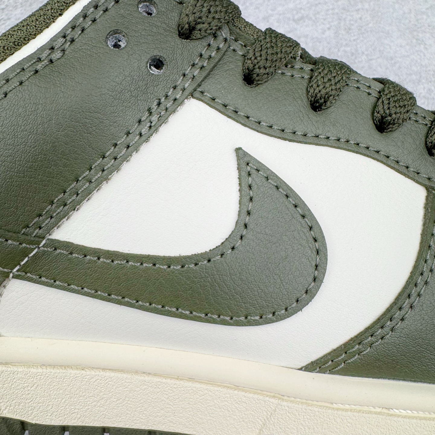 图片[18]-＃YC纯原 NK Dunk Low 军绿 HF5441-102 实力大厂出品 新配色陆续开发 利润个位数只为口碑 全套原纸板楦头开发 确保原汁原味 完美呈现DUNK版型 一比一鞋头弧度高度鞋身弧度 此版本只针对中端市场 皮料材质有所更替 其他数据细节工艺流程均保持一致 绝不口嗨 细节品控鞋型随意对比 独家私模官方第六代原厂航空铝磨具打磨大底 鞋头坡度极致还原 无解鞋型 原盒原配 圈内天花板工艺 原厂玻璃冲刀 超高清洁度 全鞋零毛边皮料切割 原厂中底布点胶 中底布拉帮走线遵循公司 尺码：36 36.5 37.5 38 38.5 39 40 40.5 41 42 42.5 43 44 44.5 45 46-选品中心