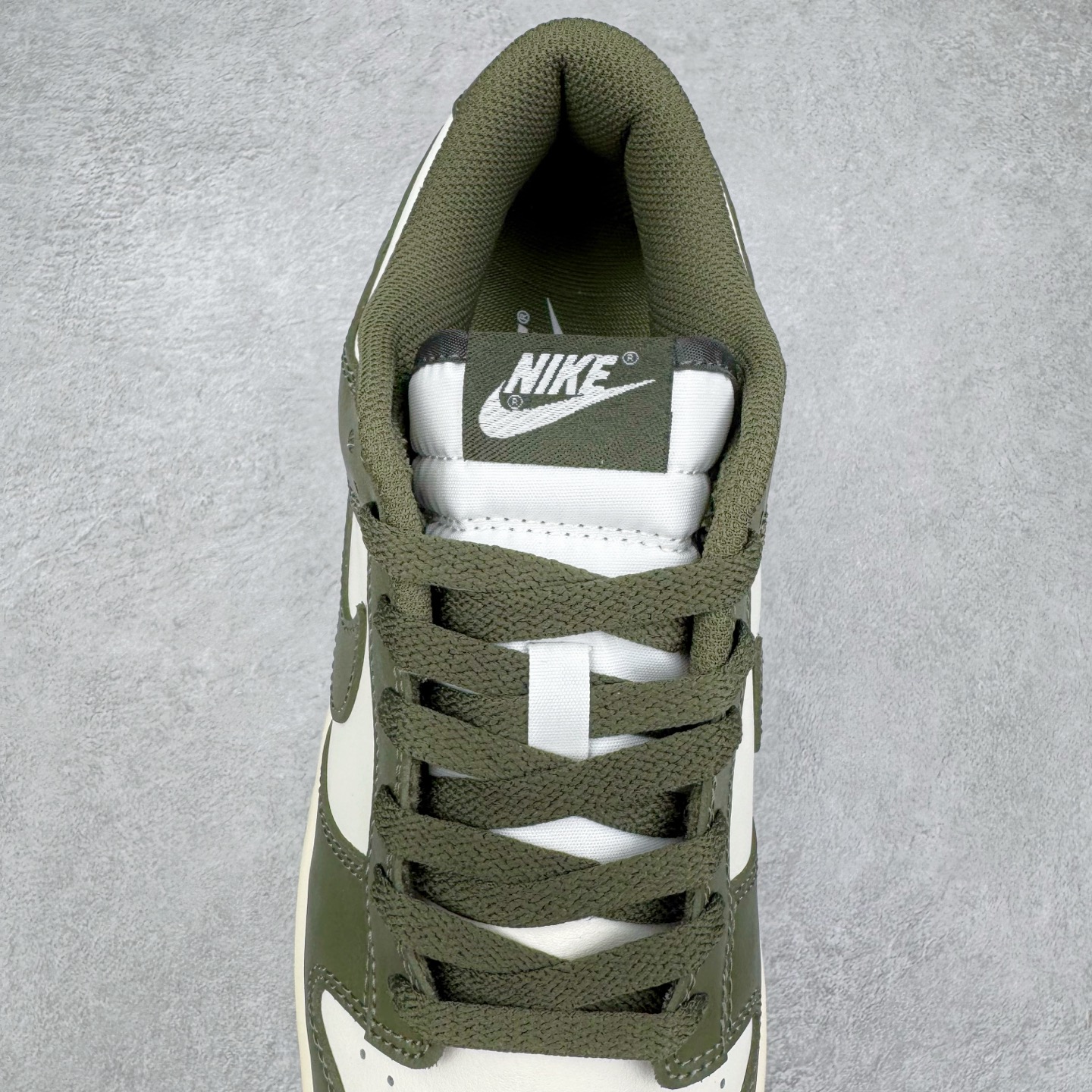 图片[5]-＃YC纯原 NK Dunk Low 军绿 HF5441-102 实力大厂出品 新配色陆续开发 利润个位数只为口碑 全套原纸板楦头开发 确保原汁原味 完美呈现DUNK版型 一比一鞋头弧度高度鞋身弧度 此版本只针对中端市场 皮料材质有所更替 其他数据细节工艺流程均保持一致 绝不口嗨 细节品控鞋型随意对比 独家私模官方第六代原厂航空铝磨具打磨大底 鞋头坡度极致还原 无解鞋型 原盒原配 圈内天花板工艺 原厂玻璃冲刀 超高清洁度 全鞋零毛边皮料切割 原厂中底布点胶 中底布拉帮走线遵循公司 尺码：36 36.5 37.5 38 38.5 39 40 40.5 41 42 42.5 43 44 44.5 45 46-选品中心