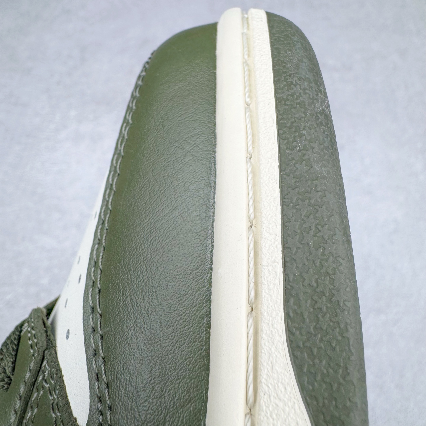 图片[15]-＃YC纯原 NK Dunk Low 军绿 HF5441-102 实力大厂出品 新配色陆续开发 利润个位数只为口碑 全套原纸板楦头开发 确保原汁原味 完美呈现DUNK版型 一比一鞋头弧度高度鞋身弧度 此版本只针对中端市场 皮料材质有所更替 其他数据细节工艺流程均保持一致 绝不口嗨 细节品控鞋型随意对比 独家私模官方第六代原厂航空铝磨具打磨大底 鞋头坡度极致还原 无解鞋型 原盒原配 圈内天花板工艺 原厂玻璃冲刀 超高清洁度 全鞋零毛边皮料切割 原厂中底布点胶 中底布拉帮走线遵循公司 尺码：36 36.5 37.5 38 38.5 39 40 40.5 41 42 42.5 43 44 44.5 45 46-选品中心