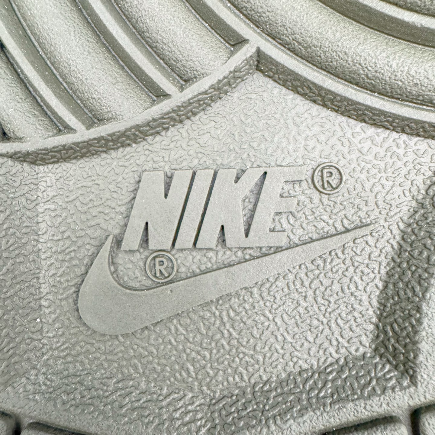 图片[20]-＃YC纯原 NK Dunk Low 军绿 HF5441-102 实力大厂出品 新配色陆续开发 利润个位数只为口碑 全套原纸板楦头开发 确保原汁原味 完美呈现DUNK版型 一比一鞋头弧度高度鞋身弧度 此版本只针对中端市场 皮料材质有所更替 其他数据细节工艺流程均保持一致 绝不口嗨 细节品控鞋型随意对比 独家私模官方第六代原厂航空铝磨具打磨大底 鞋头坡度极致还原 无解鞋型 原盒原配 圈内天花板工艺 原厂玻璃冲刀 超高清洁度 全鞋零毛边皮料切割 原厂中底布点胶 中底布拉帮走线遵循公司 尺码：36 36.5 37.5 38 38.5 39 40 40.5 41 42 42.5 43 44 44.5 45 46-选品中心