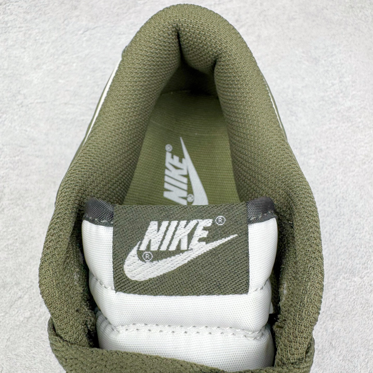 图片[14]-＃YC纯原 NK Dunk Low 军绿 HF5441-102 实力大厂出品 新配色陆续开发 利润个位数只为口碑 全套原纸板楦头开发 确保原汁原味 完美呈现DUNK版型 一比一鞋头弧度高度鞋身弧度 此版本只针对中端市场 皮料材质有所更替 其他数据细节工艺流程均保持一致 绝不口嗨 细节品控鞋型随意对比 独家私模官方第六代原厂航空铝磨具打磨大底 鞋头坡度极致还原 无解鞋型 原盒原配 圈内天花板工艺 原厂玻璃冲刀 超高清洁度 全鞋零毛边皮料切割 原厂中底布点胶 中底布拉帮走线遵循公司 尺码：36 36.5 37.5 38 38.5 39 40 40.5 41 42 42.5 43 44 44.5 45 46-选品中心