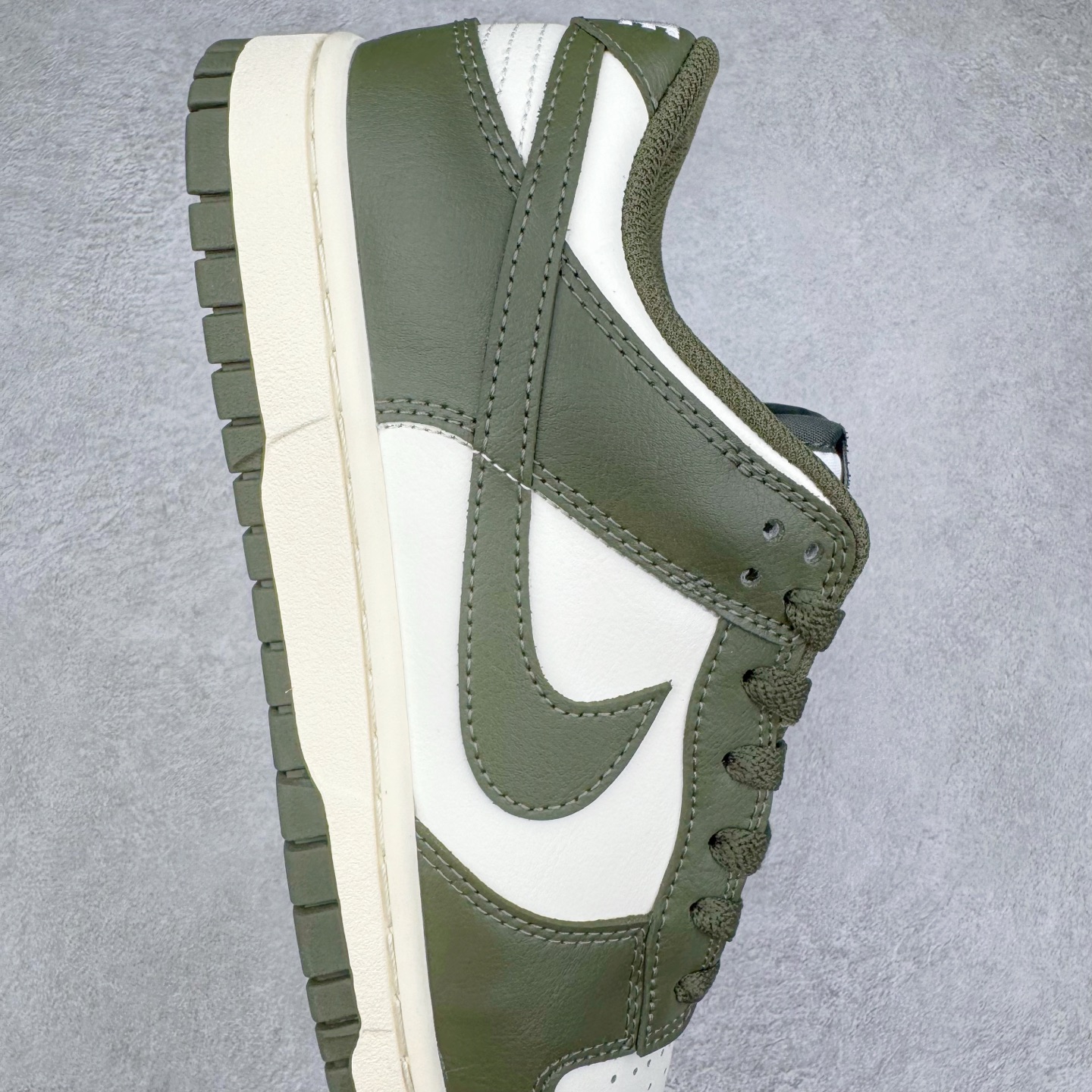 图片[6]-＃YC纯原 NK Dunk Low 军绿 HF5441-102 实力大厂出品 新配色陆续开发 利润个位数只为口碑 全套原纸板楦头开发 确保原汁原味 完美呈现DUNK版型 一比一鞋头弧度高度鞋身弧度 此版本只针对中端市场 皮料材质有所更替 其他数据细节工艺流程均保持一致 绝不口嗨 细节品控鞋型随意对比 独家私模官方第六代原厂航空铝磨具打磨大底 鞋头坡度极致还原 无解鞋型 原盒原配 圈内天花板工艺 原厂玻璃冲刀 超高清洁度 全鞋零毛边皮料切割 原厂中底布点胶 中底布拉帮走线遵循公司 尺码：36 36.5 37.5 38 38.5 39 40 40.5 41 42 42.5 43 44 44.5 45 46-选品中心