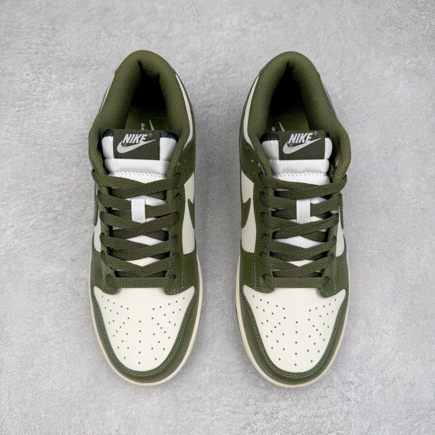 图片[2]-＃YC纯原 NK Dunk Low 军绿 HF5441-102 实力大厂出品 新配色陆续开发 利润个位数只为口碑 全套原纸板楦头开发 确保原汁原味 完美呈现DUNK版型 一比一鞋头弧度高度鞋身弧度 此版本只针对中端市场 皮料材质有所更替 其他数据细节工艺流程均保持一致 绝不口嗨 细节品控鞋型随意对比 独家私模官方第六代原厂航空铝磨具打磨大底 鞋头坡度极致还原 无解鞋型 原盒原配 圈内天花板工艺 原厂玻璃冲刀 超高清洁度 全鞋零毛边皮料切割 原厂中底布点胶 中底布拉帮走线遵循公司 尺码：36 36.5 37.5 38 38.5 39 40 40.5 41 42 42.5 43 44 44.5 45 46-选品中心