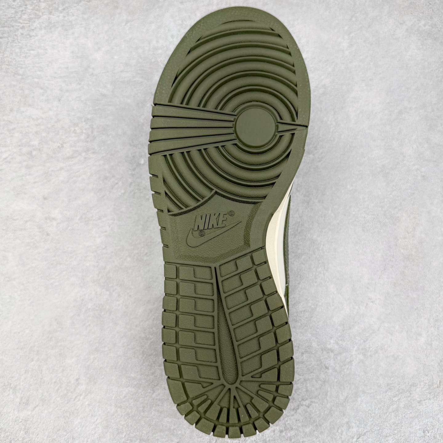 图片[9]-＃YC纯原 NK Dunk Low 军绿 HF5441-102 实力大厂出品 新配色陆续开发 利润个位数只为口碑 全套原纸板楦头开发 确保原汁原味 完美呈现DUNK版型 一比一鞋头弧度高度鞋身弧度 此版本只针对中端市场 皮料材质有所更替 其他数据细节工艺流程均保持一致 绝不口嗨 细节品控鞋型随意对比 独家私模官方第六代原厂航空铝磨具打磨大底 鞋头坡度极致还原 无解鞋型 原盒原配 圈内天花板工艺 原厂玻璃冲刀 超高清洁度 全鞋零毛边皮料切割 原厂中底布点胶 中底布拉帮走线遵循公司 尺码：36 36.5 37.5 38 38.5 39 40 40.5 41 42 42.5 43 44 44.5 45 46-选品中心