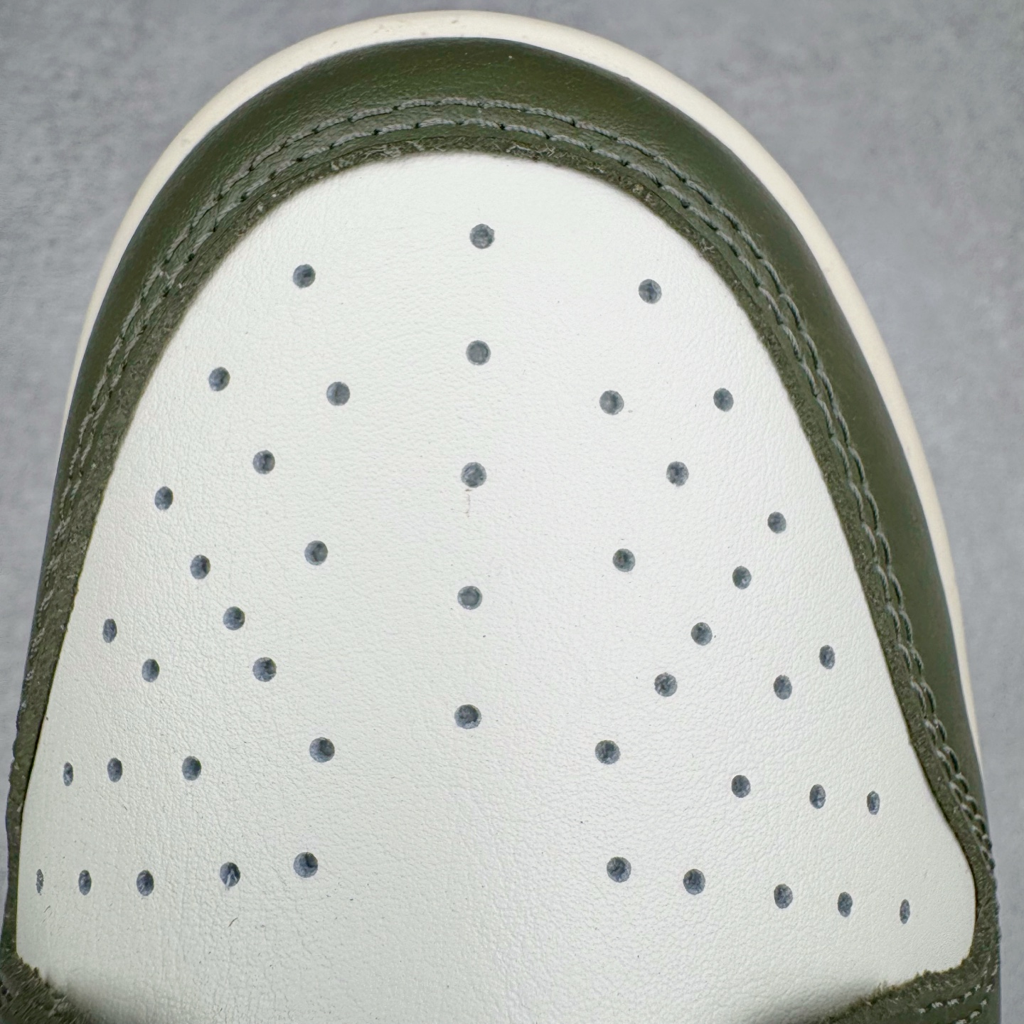 图片[16]-＃YC纯原 NK Dunk Low 军绿 HF5441-102 实力大厂出品 新配色陆续开发 利润个位数只为口碑 全套原纸板楦头开发 确保原汁原味 完美呈现DUNK版型 一比一鞋头弧度高度鞋身弧度 此版本只针对中端市场 皮料材质有所更替 其他数据细节工艺流程均保持一致 绝不口嗨 细节品控鞋型随意对比 独家私模官方第六代原厂航空铝磨具打磨大底 鞋头坡度极致还原 无解鞋型 原盒原配 圈内天花板工艺 原厂玻璃冲刀 超高清洁度 全鞋零毛边皮料切割 原厂中底布点胶 中底布拉帮走线遵循公司 尺码：36 36.5 37.5 38 38.5 39 40 40.5 41 42 42.5 43 44 44.5 45 46-选品中心