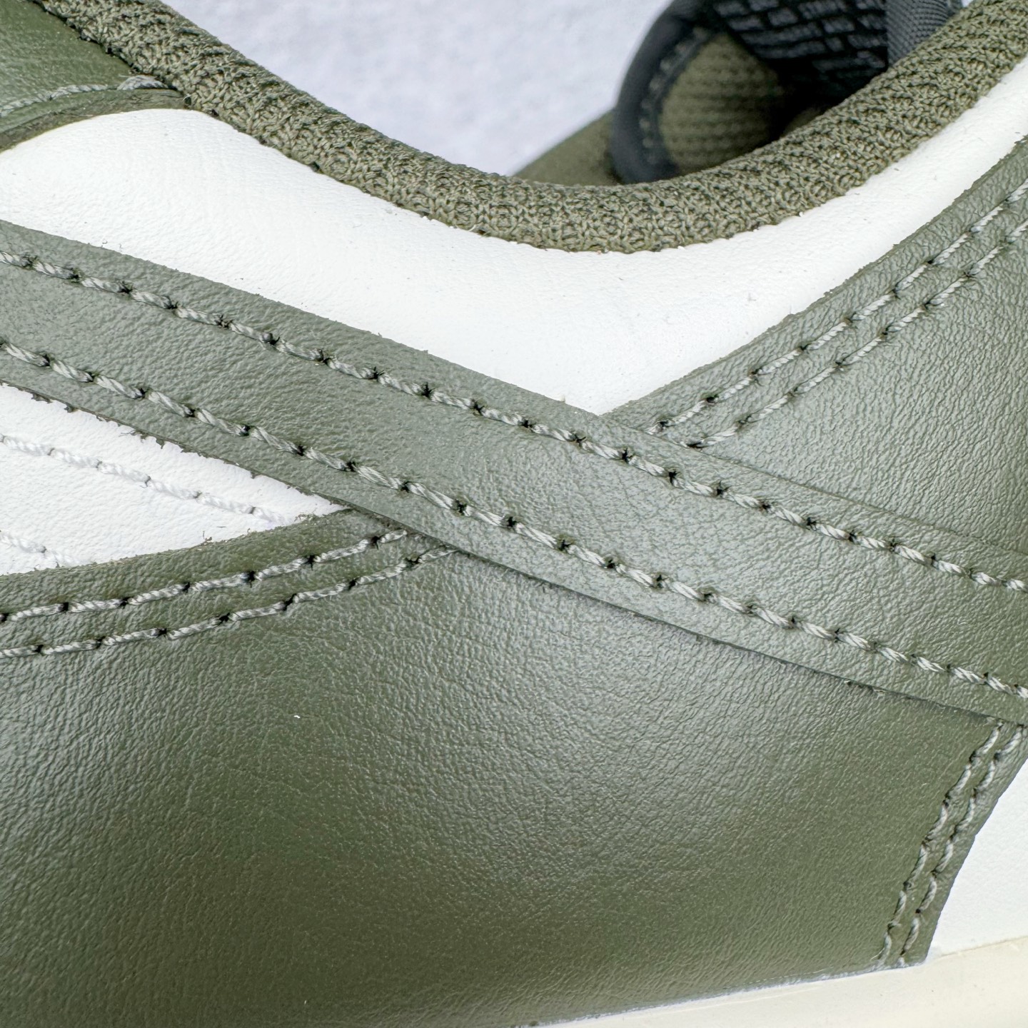 图片[17]-＃YC纯原 NK Dunk Low 军绿 HF5441-102 实力大厂出品 新配色陆续开发 利润个位数只为口碑 全套原纸板楦头开发 确保原汁原味 完美呈现DUNK版型 一比一鞋头弧度高度鞋身弧度 此版本只针对中端市场 皮料材质有所更替 其他数据细节工艺流程均保持一致 绝不口嗨 细节品控鞋型随意对比 独家私模官方第六代原厂航空铝磨具打磨大底 鞋头坡度极致还原 无解鞋型 原盒原配 圈内天花板工艺 原厂玻璃冲刀 超高清洁度 全鞋零毛边皮料切割 原厂中底布点胶 中底布拉帮走线遵循公司 尺码：36 36.5 37.5 38 38.5 39 40 40.5 41 42 42.5 43 44 44.5 45 46-选品中心