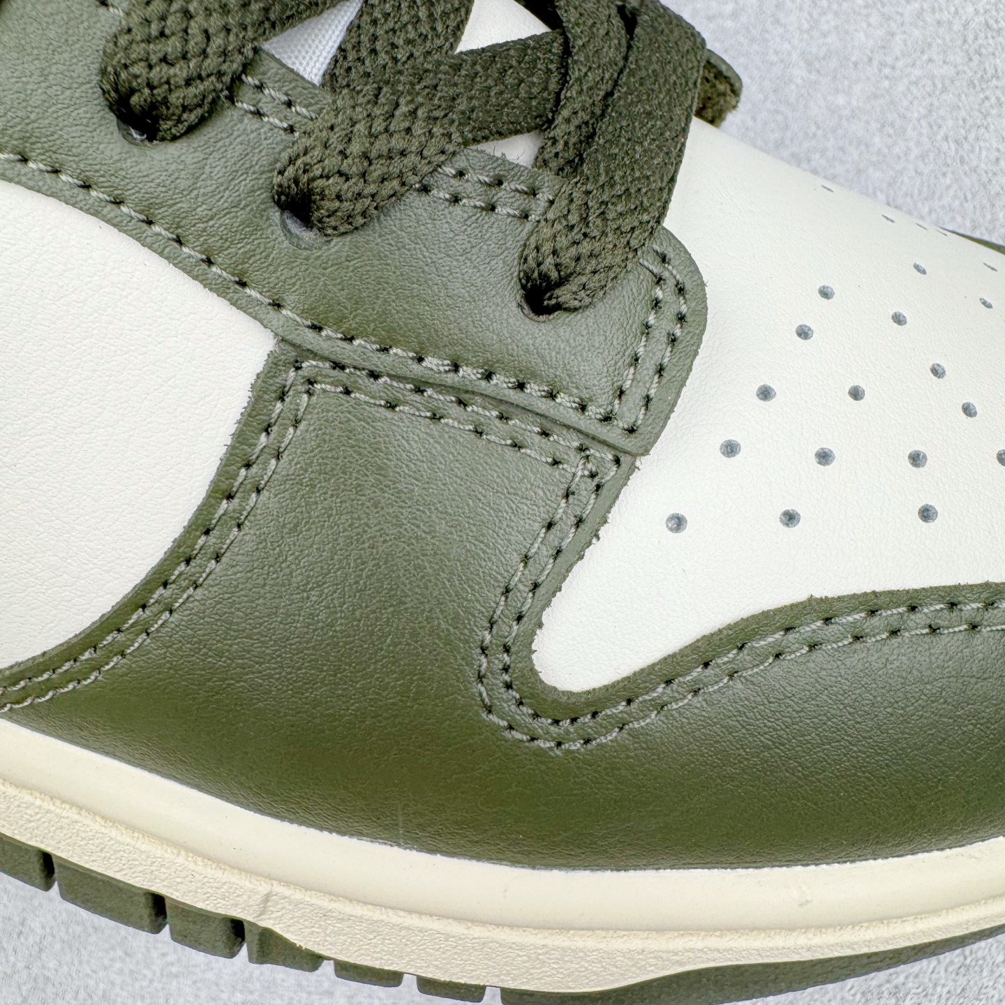 图片[19]-＃YC纯原 NK Dunk Low 军绿 HF5441-102 实力大厂出品 新配色陆续开发 利润个位数只为口碑 全套原纸板楦头开发 确保原汁原味 完美呈现DUNK版型 一比一鞋头弧度高度鞋身弧度 此版本只针对中端市场 皮料材质有所更替 其他数据细节工艺流程均保持一致 绝不口嗨 细节品控鞋型随意对比 独家私模官方第六代原厂航空铝磨具打磨大底 鞋头坡度极致还原 无解鞋型 原盒原配 圈内天花板工艺 原厂玻璃冲刀 超高清洁度 全鞋零毛边皮料切割 原厂中底布点胶 中底布拉帮走线遵循公司 尺码：36 36.5 37.5 38 38.5 39 40 40.5 41 42 42.5 43 44 44.5 45 46-选品中心