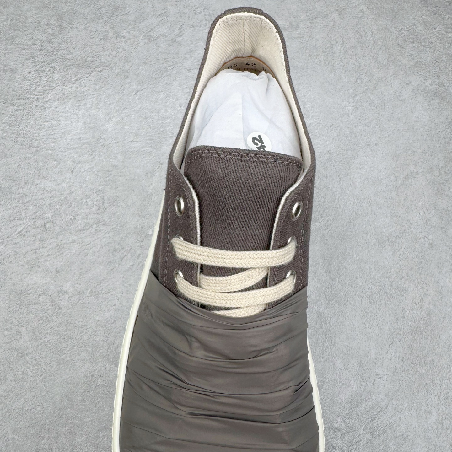 图片[5]-＃DG纯原 Rick Owens Drkshdw 瑞克·欧文斯低帮牛仔布时尚运动板鞋 深灰 二级市场已经7K以上 平台客户随意卖四位数 RO广东原厂出品 纯原天花板 原版一比一复刻 冲正绝不翻车 还原度达到百分之98以上 原楦开发纸版版型 ZP拆解原版1：1复模裁片纸版 力求做到0错位 这样才能达到和zp一致的鞋型味道 采用进口cnc数控机床开发对版独家tpu奶香大底 区别于市场所有版本 zp同源定制尼龙布 达到和zp一致手感 原厂进口细纹布 万邦订购原厂高弹粉红色海绵 内里搭配软质细腻羊皮 TPU高密度大底 软硬度透光度高已经测试和原版一致 尺码：36 37 38 39 40 41 42 43 44 45 46-选品中心