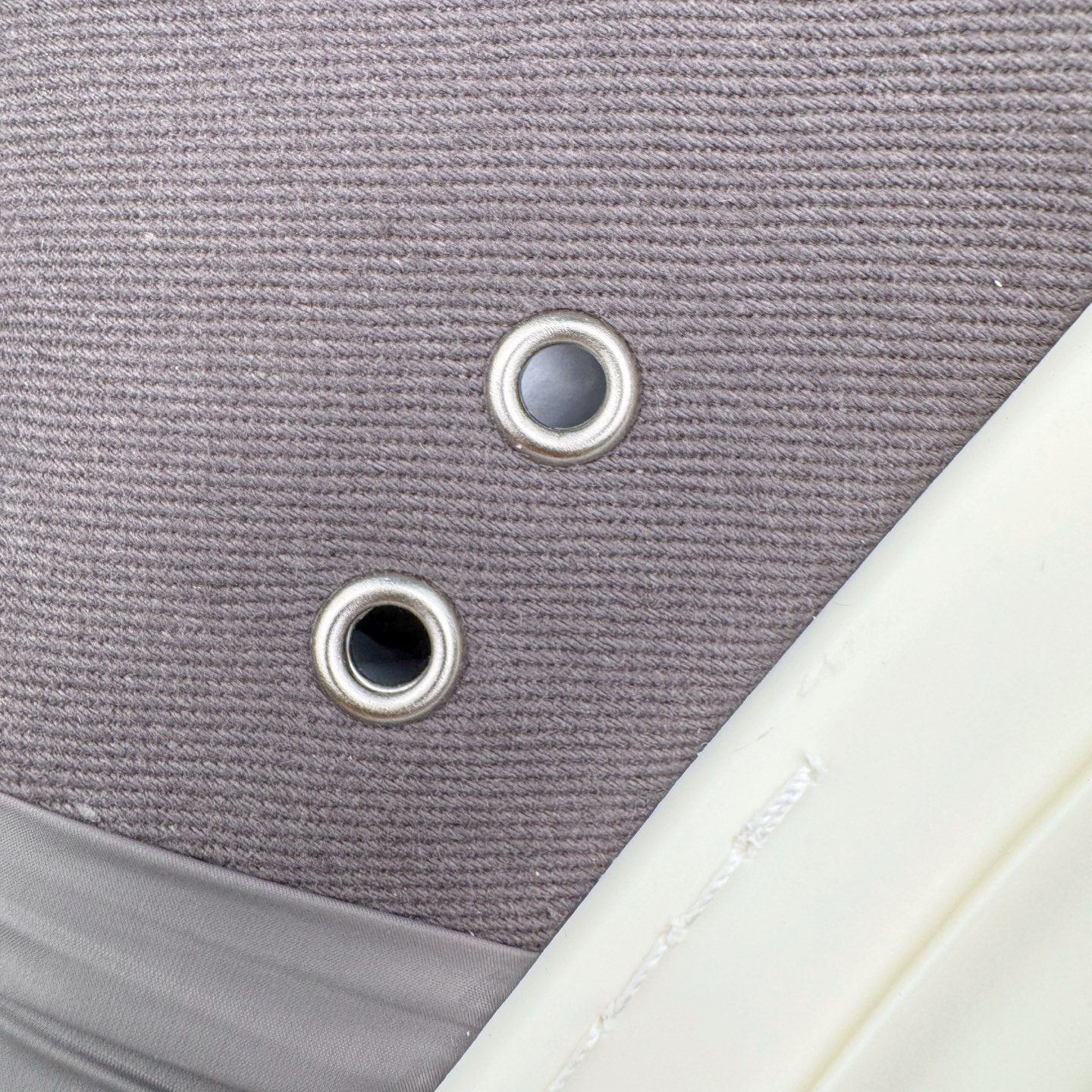 图片[15]-＃DG纯原 Rick Owens Drkshdw 瑞克·欧文斯低帮牛仔布时尚运动板鞋 深灰 二级市场已经7K以上 平台客户随意卖四位数 RO广东原厂出品 纯原天花板 原版一比一复刻 冲正绝不翻车 还原度达到百分之98以上 原楦开发纸版版型 ZP拆解原版1：1复模裁片纸版 力求做到0错位 这样才能达到和zp一致的鞋型味道 采用进口cnc数控机床开发对版独家tpu奶香大底 区别于市场所有版本 zp同源定制尼龙布 达到和zp一致手感 原厂进口细纹布 万邦订购原厂高弹粉红色海绵 内里搭配软质细腻羊皮 TPU高密度大底 软硬度透光度高已经测试和原版一致 尺码：36 37 38 39 40 41 42 43 44 45 46-选品中心