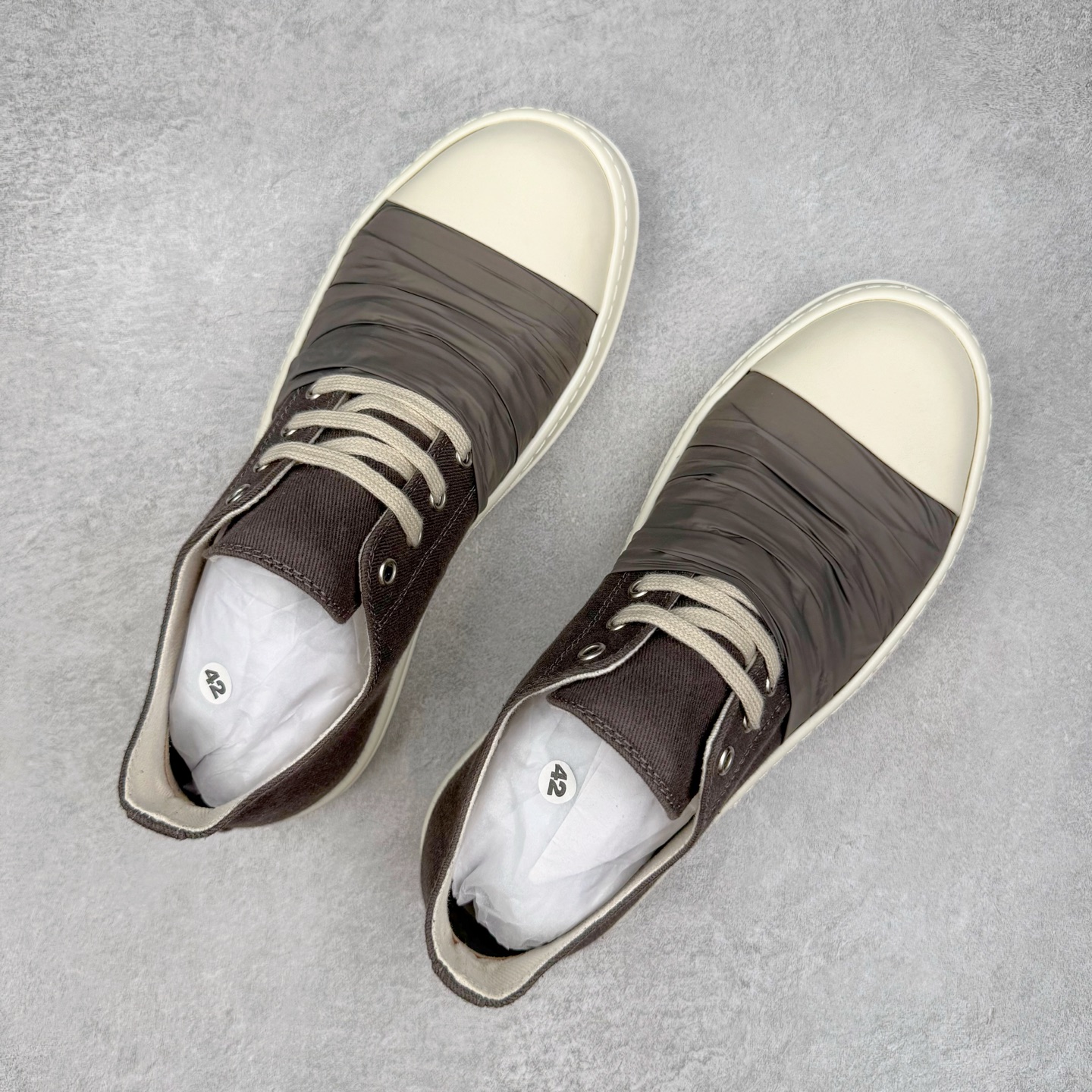 图片[3]-＃DG纯原 Rick Owens Drkshdw 瑞克·欧文斯低帮牛仔布时尚运动板鞋 深灰 二级市场已经7K以上 平台客户随意卖四位数 RO广东原厂出品 纯原天花板 原版一比一复刻 冲正绝不翻车 还原度达到百分之98以上 原楦开发纸版版型 ZP拆解原版1：1复模裁片纸版 力求做到0错位 这样才能达到和zp一致的鞋型味道 采用进口cnc数控机床开发对版独家tpu奶香大底 区别于市场所有版本 zp同源定制尼龙布 达到和zp一致手感 原厂进口细纹布 万邦订购原厂高弹粉红色海绵 内里搭配软质细腻羊皮 TPU高密度大底 软硬度透光度高已经测试和原版一致 尺码：36 37 38 39 40 41 42 43 44 45 46-选品中心