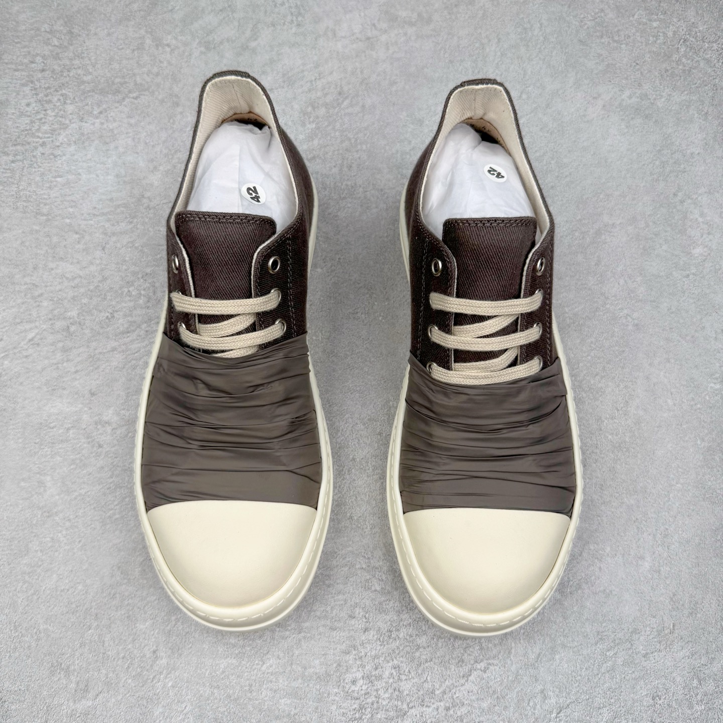 图片[2]-＃DG纯原 Rick Owens Drkshdw 瑞克·欧文斯低帮牛仔布时尚运动板鞋 深灰 二级市场已经7K以上 平台客户随意卖四位数 RO广东原厂出品 纯原天花板 原版一比一复刻 冲正绝不翻车 还原度达到百分之98以上 原楦开发纸版版型 ZP拆解原版1：1复模裁片纸版 力求做到0错位 这样才能达到和zp一致的鞋型味道 采用进口cnc数控机床开发对版独家tpu奶香大底 区别于市场所有版本 zp同源定制尼龙布 达到和zp一致手感 原厂进口细纹布 万邦订购原厂高弹粉红色海绵 内里搭配软质细腻羊皮 TPU高密度大底 软硬度透光度高已经测试和原版一致 尺码：36 37 38 39 40 41 42 43 44 45 46-选品中心