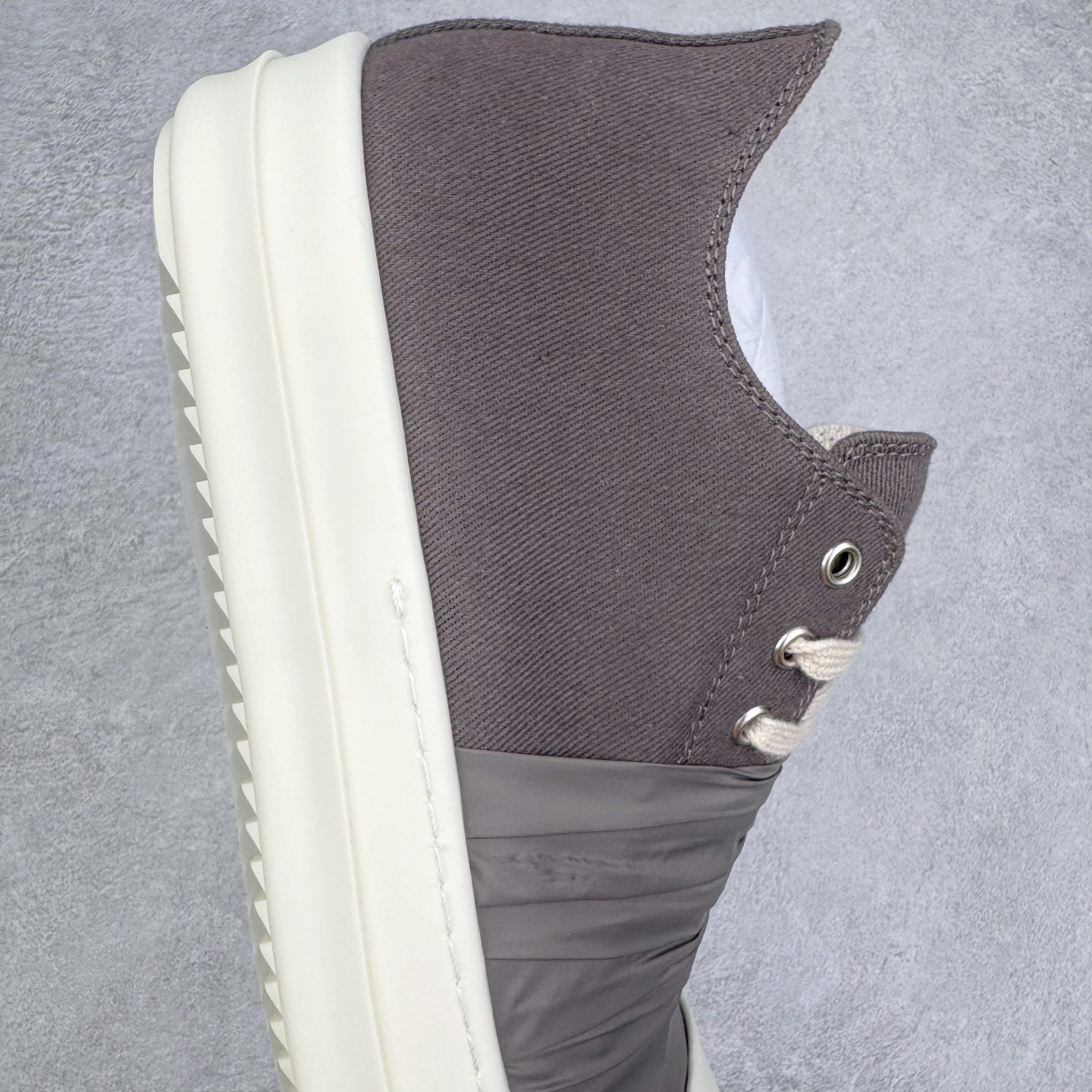 图片[6]-＃DG纯原 Rick Owens Drkshdw 瑞克·欧文斯低帮牛仔布时尚运动板鞋 深灰 二级市场已经7K以上 平台客户随意卖四位数 RO广东原厂出品 纯原天花板 原版一比一复刻 冲正绝不翻车 还原度达到百分之98以上 原楦开发纸版版型 ZP拆解原版1：1复模裁片纸版 力求做到0错位 这样才能达到和zp一致的鞋型味道 采用进口cnc数控机床开发对版独家tpu奶香大底 区别于市场所有版本 zp同源定制尼龙布 达到和zp一致手感 原厂进口细纹布 万邦订购原厂高弹粉红色海绵 内里搭配软质细腻羊皮 TPU高密度大底 软硬度透光度高已经测试和原版一致 尺码：36 37 38 39 40 41 42 43 44 45 46-选品中心