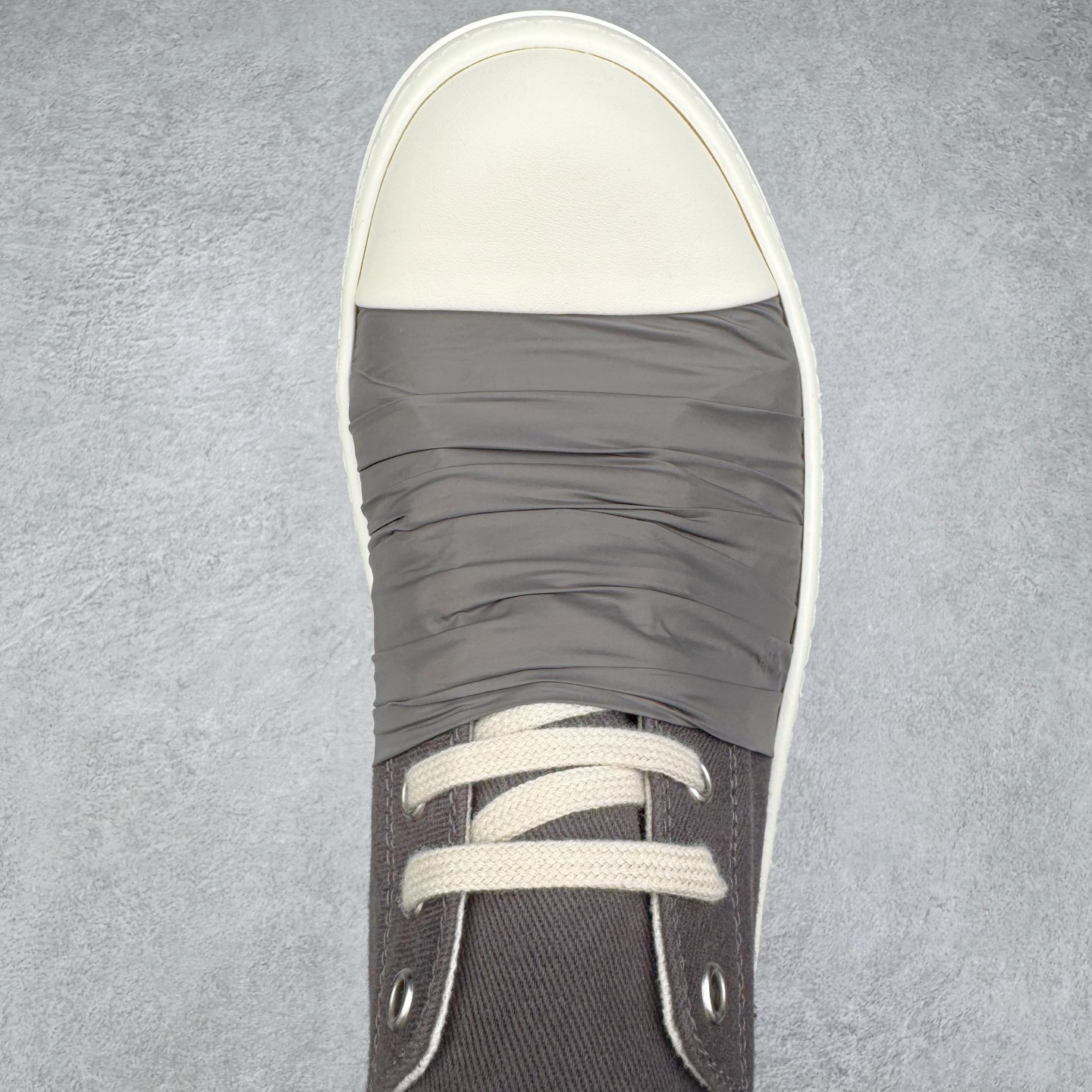 图片[4]-＃DG纯原 Rick Owens Drkshdw 瑞克·欧文斯低帮牛仔布时尚运动板鞋 深灰 二级市场已经7K以上 平台客户随意卖四位数 RO广东原厂出品 纯原天花板 原版一比一复刻 冲正绝不翻车 还原度达到百分之98以上 原楦开发纸版版型 ZP拆解原版1：1复模裁片纸版 力求做到0错位 这样才能达到和zp一致的鞋型味道 采用进口cnc数控机床开发对版独家tpu奶香大底 区别于市场所有版本 zp同源定制尼龙布 达到和zp一致手感 原厂进口细纹布 万邦订购原厂高弹粉红色海绵 内里搭配软质细腻羊皮 TPU高密度大底 软硬度透光度高已经测试和原版一致 尺码：36 37 38 39 40 41 42 43 44 45 46-选品中心