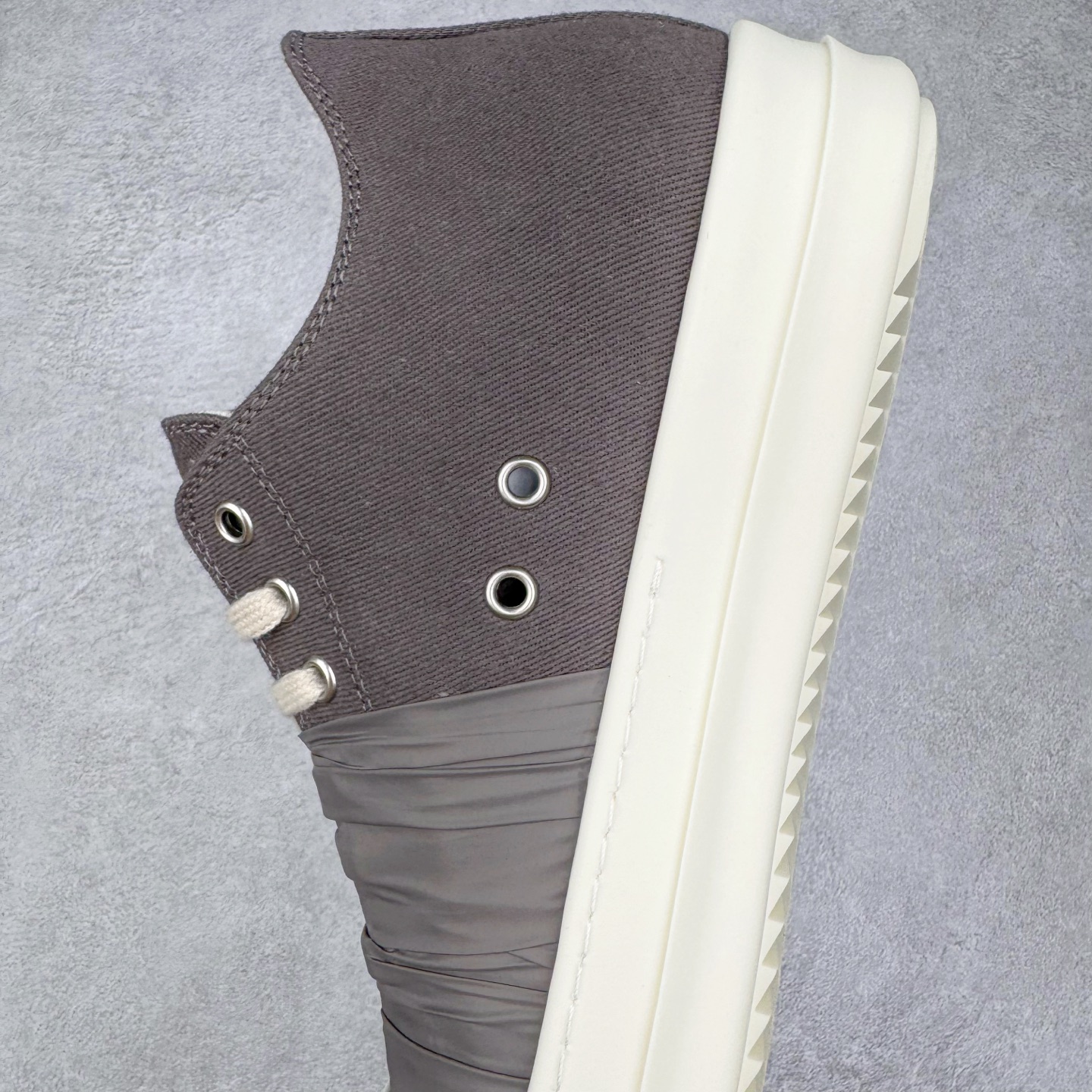 图片[7]-＃DG纯原 Rick Owens Drkshdw 瑞克·欧文斯低帮牛仔布时尚运动板鞋 深灰 二级市场已经7K以上 平台客户随意卖四位数 RO广东原厂出品 纯原天花板 原版一比一复刻 冲正绝不翻车 还原度达到百分之98以上 原楦开发纸版版型 ZP拆解原版1：1复模裁片纸版 力求做到0错位 这样才能达到和zp一致的鞋型味道 采用进口cnc数控机床开发对版独家tpu奶香大底 区别于市场所有版本 zp同源定制尼龙布 达到和zp一致手感 原厂进口细纹布 万邦订购原厂高弹粉红色海绵 内里搭配软质细腻羊皮 TPU高密度大底 软硬度透光度高已经测试和原版一致 尺码：36 37 38 39 40 41 42 43 44 45 46-选品中心