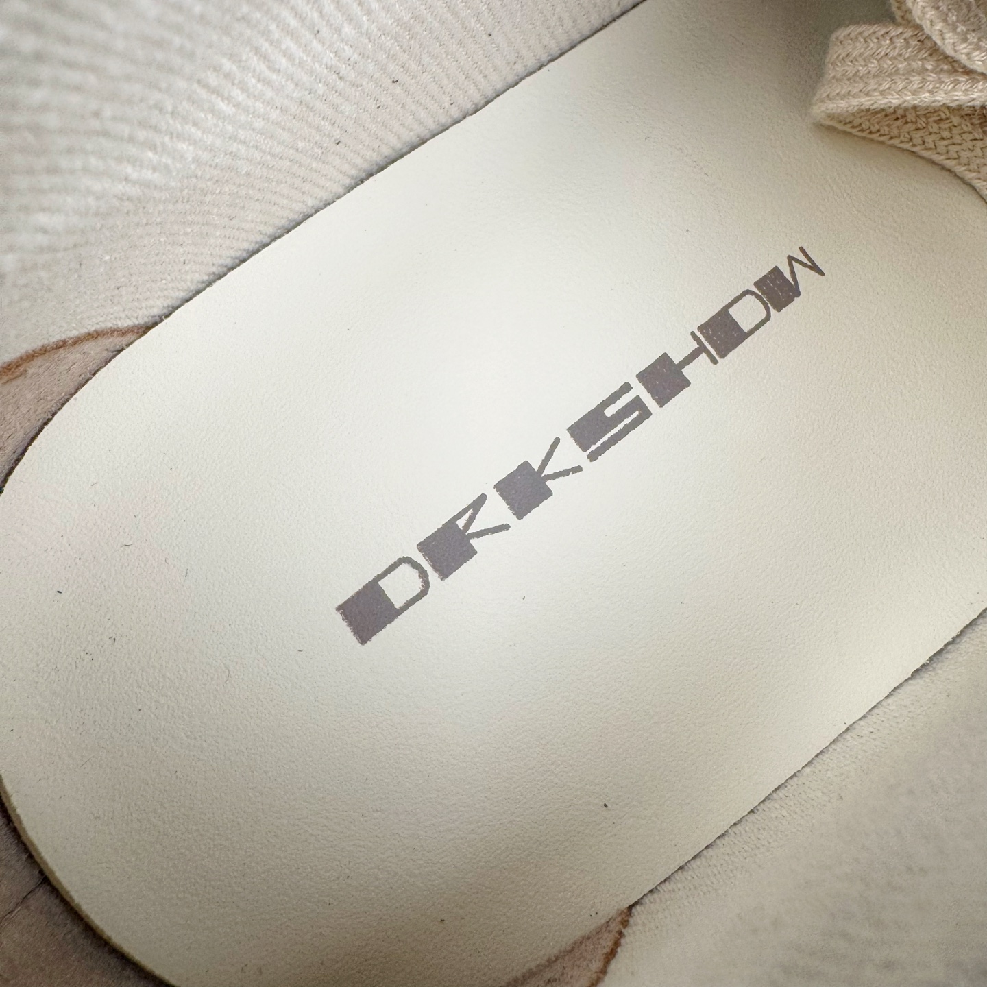 图片[14]-＃DG纯原 Rick Owens Drkshdw 瑞克·欧文斯低帮牛仔布时尚运动板鞋 深灰 二级市场已经7K以上 平台客户随意卖四位数 RO广东原厂出品 纯原天花板 原版一比一复刻 冲正绝不翻车 还原度达到百分之98以上 原楦开发纸版版型 ZP拆解原版1：1复模裁片纸版 力求做到0错位 这样才能达到和zp一致的鞋型味道 采用进口cnc数控机床开发对版独家tpu奶香大底 区别于市场所有版本 zp同源定制尼龙布 达到和zp一致手感 原厂进口细纹布 万邦订购原厂高弹粉红色海绵 内里搭配软质细腻羊皮 TPU高密度大底 软硬度透光度高已经测试和原版一致 尺码：36 37 38 39 40 41 42 43 44 45 46-选品中心