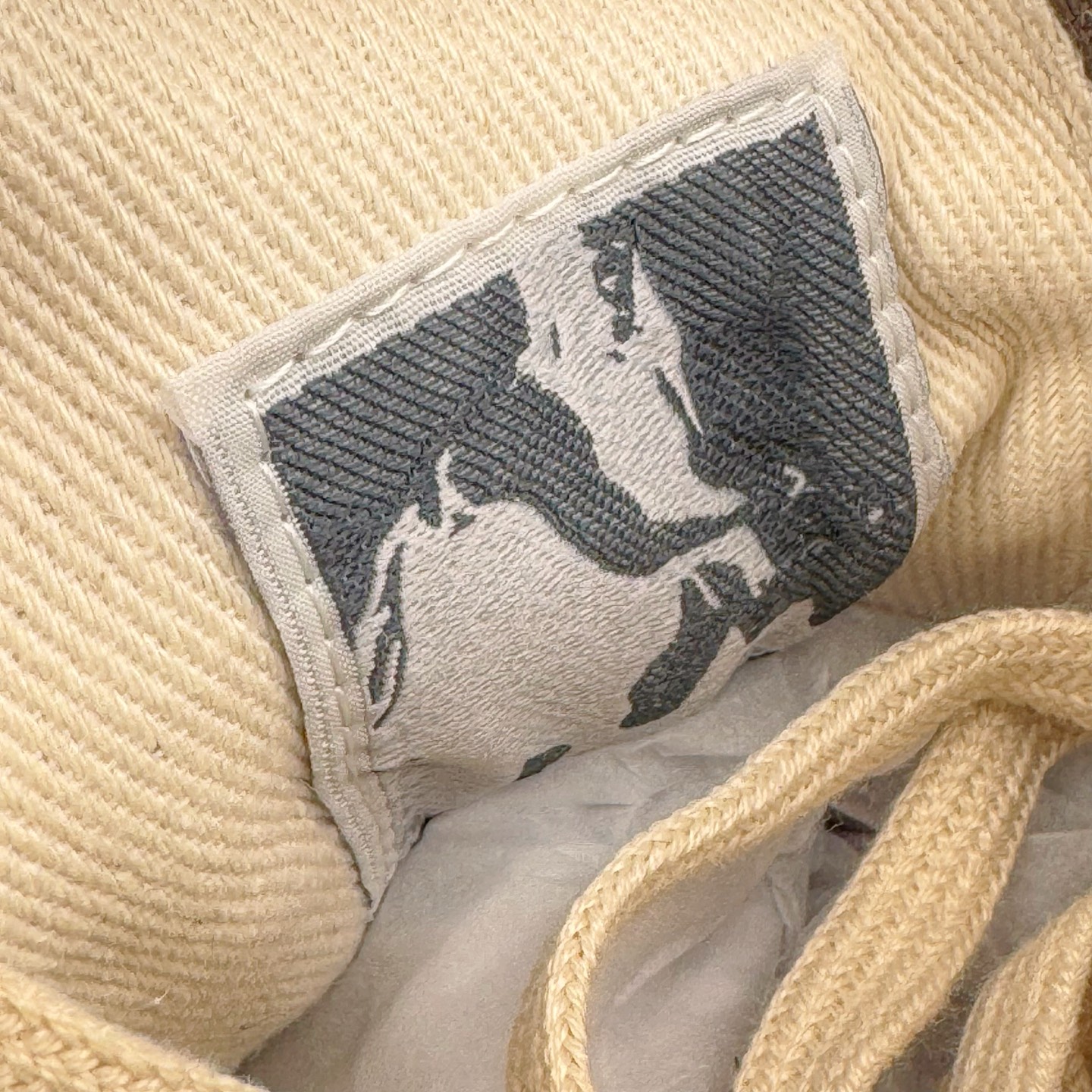 图片[13]-＃DG纯原 Rick Owens Drkshdw 瑞克·欧文斯低帮牛仔布时尚运动板鞋 深灰 二级市场已经7K以上 平台客户随意卖四位数 RO广东原厂出品 纯原天花板 原版一比一复刻 冲正绝不翻车 还原度达到百分之98以上 原楦开发纸版版型 ZP拆解原版1：1复模裁片纸版 力求做到0错位 这样才能达到和zp一致的鞋型味道 采用进口cnc数控机床开发对版独家tpu奶香大底 区别于市场所有版本 zp同源定制尼龙布 达到和zp一致手感 原厂进口细纹布 万邦订购原厂高弹粉红色海绵 内里搭配软质细腻羊皮 TPU高密度大底 软硬度透光度高已经测试和原版一致 尺码：36 37 38 39 40 41 42 43 44 45 46-选品中心