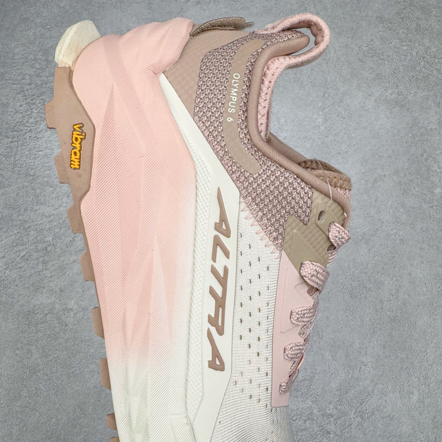 图片[6]-＃纯原 Altra OLYMPUS 6 奥创奥林匹斯六代舒适百搭防滑耐磨低帮户外跑步鞋 2009年，长跑精英运动员Golden Harper在美国犹他州创立了“Altra Footwear”，跑鞋特点是采用舒适的FootShape™M（很适鞋楦）设计和独特的BalancedCushioning™（平衡缓冲）技术，帮助遭受伤病困扰的跑者回归跑步，从而迅速积累起良好的口碑。2011年品牌迅速发展，屡获大奖。2015年开始不仅占据全美跑鞋前十，足迹更是遍布全球。2016年Altra正式进入中国市场，凭借独特的品牌风格以及出色的性能表现，三年来获得越来越多普通跑者的喜爱。销售业绩增长迅速，成为中国越野跑市场占有量前三的跑鞋品牌。实拍调校N版已经零色差零失真 百分百还原实物色彩所见即所得 不存在货不对板色差等低级问题 选购参考实物拍摄 不混卖不参货 只用心做好货严格选品 承诺混一赔十 尺码：39 40 40.5 41 42 42.5 43 44 44.5 45-选品中心