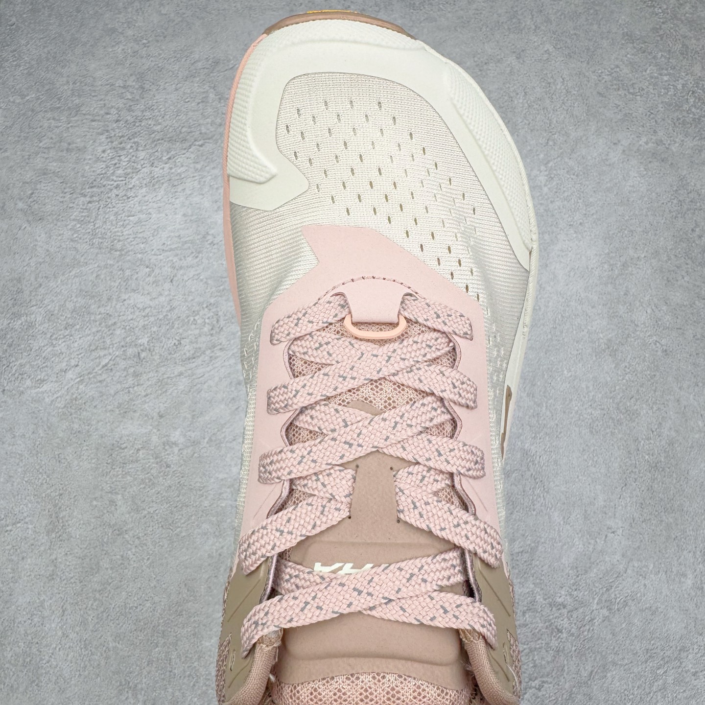 图片[4]-＃纯原 Altra OLYMPUS 6 奥创奥林匹斯六代舒适百搭防滑耐磨低帮户外跑步鞋 2009年，长跑精英运动员Golden Harper在美国犹他州创立了“Altra Footwear”，跑鞋特点是采用舒适的FootShape™M（很适鞋楦）设计和独特的BalancedCushioning™（平衡缓冲）技术，帮助遭受伤病困扰的跑者回归跑步，从而迅速积累起良好的口碑。2011年品牌迅速发展，屡获大奖。2015年开始不仅占据全美跑鞋前十，足迹更是遍布全球。2016年Altra正式进入中国市场，凭借独特的品牌风格以及出色的性能表现，三年来获得越来越多普通跑者的喜爱。销售业绩增长迅速，成为中国越野跑市场占有量前三的跑鞋品牌。实拍调校N版已经零色差零失真 百分百还原实物色彩所见即所得 不存在货不对板色差等低级问题 选购参考实物拍摄 不混卖不参货 只用心做好货严格选品 承诺混一赔十 尺码：39 40 40.5 41 42 42.5 43 44 44.5 45-选品中心