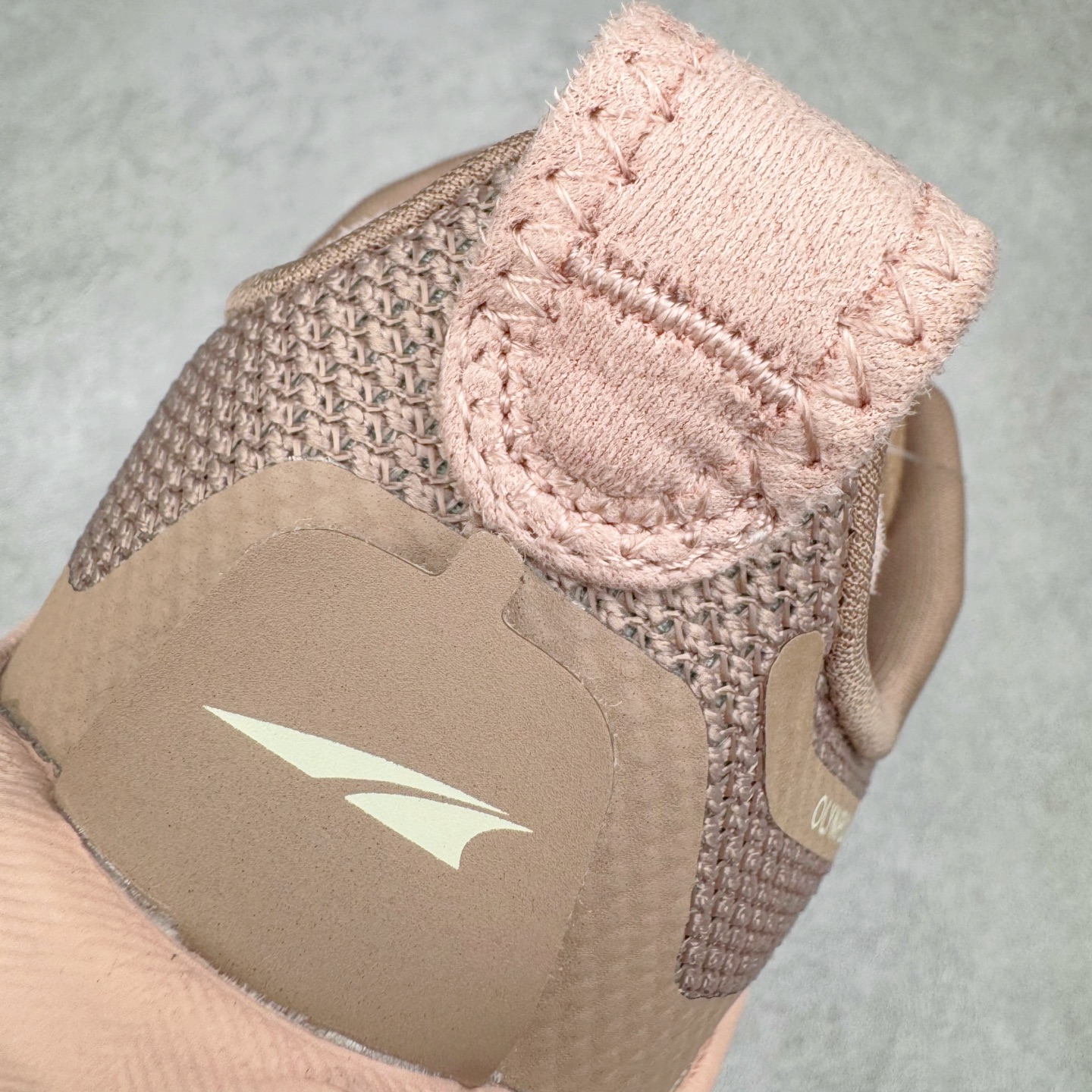 图片[17]-＃纯原 Altra OLYMPUS 6 奥创奥林匹斯六代舒适百搭防滑耐磨低帮户外跑步鞋 2009年，长跑精英运动员Golden Harper在美国犹他州创立了“Altra Footwear”，跑鞋特点是采用舒适的FootShape™M（很适鞋楦）设计和独特的BalancedCushioning™（平衡缓冲）技术，帮助遭受伤病困扰的跑者回归跑步，从而迅速积累起良好的口碑。2011年品牌迅速发展，屡获大奖。2015年开始不仅占据全美跑鞋前十，足迹更是遍布全球。2016年Altra正式进入中国市场，凭借独特的品牌风格以及出色的性能表现，三年来获得越来越多普通跑者的喜爱。销售业绩增长迅速，成为中国越野跑市场占有量前三的跑鞋品牌。实拍调校N版已经零色差零失真 百分百还原实物色彩所见即所得 不存在货不对板色差等低级问题 选购参考实物拍摄 不混卖不参货 只用心做好货严格选品 承诺混一赔十 尺码：39 40 40.5 41 42 42.5 43 44 44.5 45-选品中心