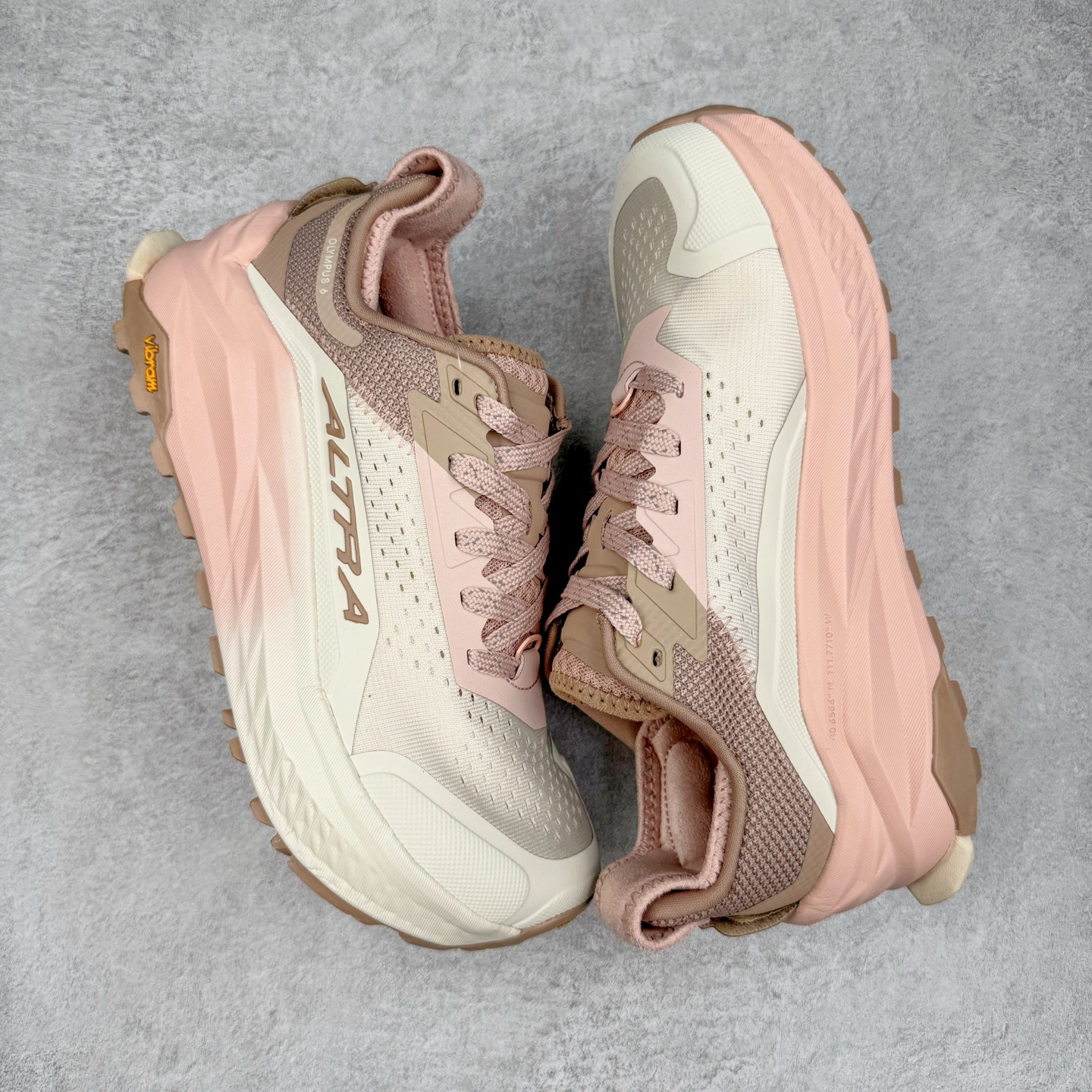 图片[3]-＃纯原 Altra OLYMPUS 6 奥创奥林匹斯六代舒适百搭防滑耐磨低帮户外跑步鞋 2009年，长跑精英运动员Golden Harper在美国犹他州创立了“Altra Footwear”，跑鞋特点是采用舒适的FootShape™M（很适鞋楦）设计和独特的BalancedCushioning™（平衡缓冲）技术，帮助遭受伤病困扰的跑者回归跑步，从而迅速积累起良好的口碑。2011年品牌迅速发展，屡获大奖。2015年开始不仅占据全美跑鞋前十，足迹更是遍布全球。2016年Altra正式进入中国市场，凭借独特的品牌风格以及出色的性能表现，三年来获得越来越多普通跑者的喜爱。销售业绩增长迅速，成为中国越野跑市场占有量前三的跑鞋品牌。实拍调校N版已经零色差零失真 百分百还原实物色彩所见即所得 不存在货不对板色差等低级问题 选购参考实物拍摄 不混卖不参货 只用心做好货严格选品 承诺混一赔十 尺码：39 40 40.5 41 42 42.5 43 44 44.5 45-选品中心