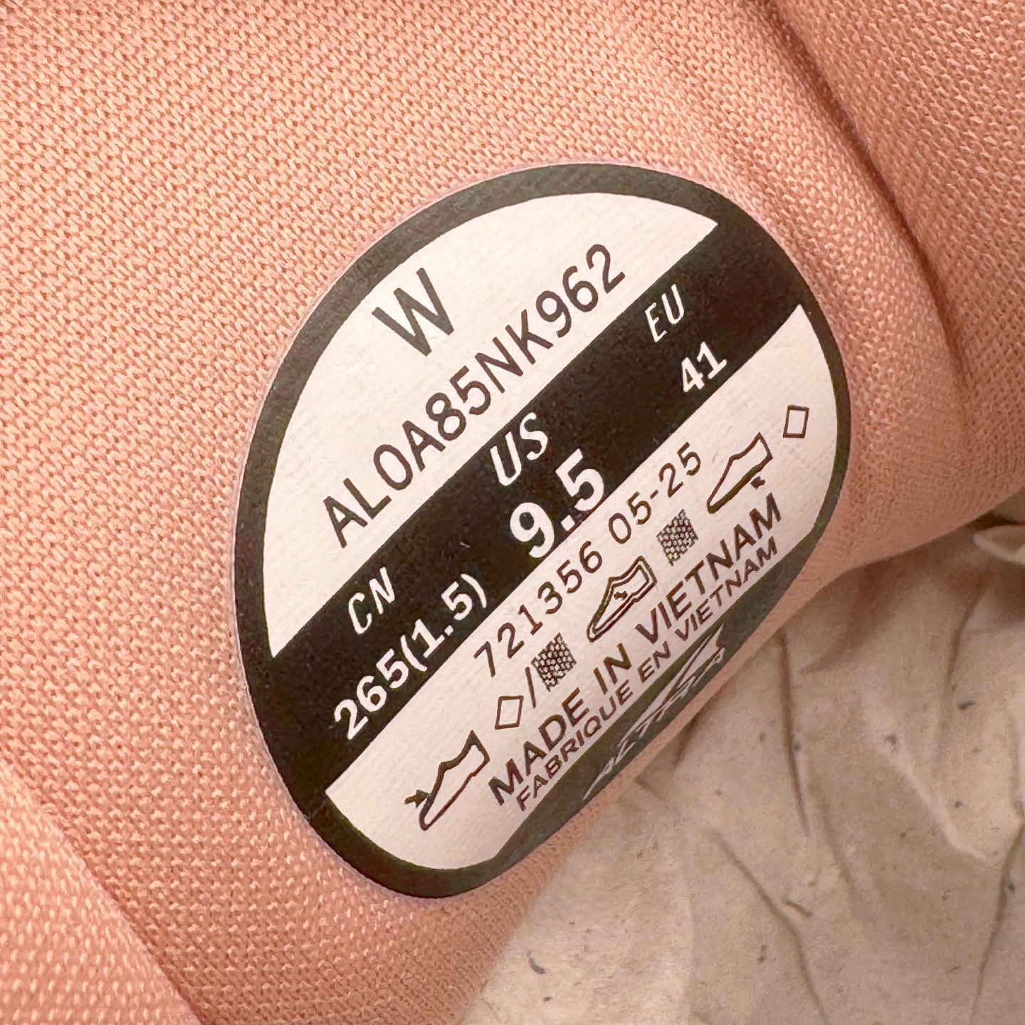 图片[12]-＃纯原 Altra OLYMPUS 6 奥创奥林匹斯六代舒适百搭防滑耐磨低帮户外跑步鞋 2009年，长跑精英运动员Golden Harper在美国犹他州创立了“Altra Footwear”，跑鞋特点是采用舒适的FootShape™M（很适鞋楦）设计和独特的BalancedCushioning™（平衡缓冲）技术，帮助遭受伤病困扰的跑者回归跑步，从而迅速积累起良好的口碑。2011年品牌迅速发展，屡获大奖。2015年开始不仅占据全美跑鞋前十，足迹更是遍布全球。2016年Altra正式进入中国市场，凭借独特的品牌风格以及出色的性能表现，三年来获得越来越多普通跑者的喜爱。销售业绩增长迅速，成为中国越野跑市场占有量前三的跑鞋品牌。实拍调校N版已经零色差零失真 百分百还原实物色彩所见即所得 不存在货不对板色差等低级问题 选购参考实物拍摄 不混卖不参货 只用心做好货严格选品 承诺混一赔十 尺码：39 40 40.5 41 42 42.5 43 44 44.5 45-选品中心