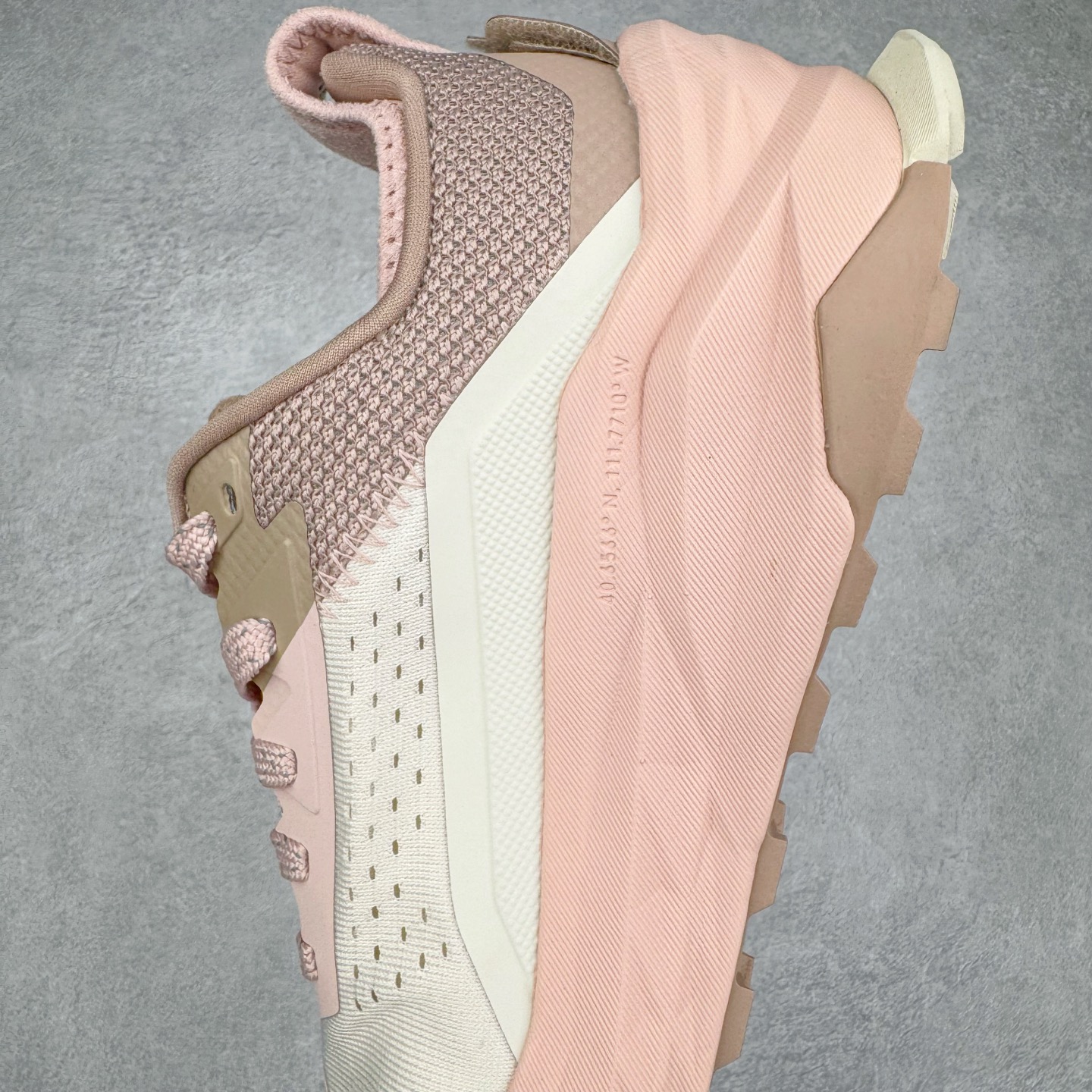 图片[7]-＃纯原 Altra OLYMPUS 6 奥创奥林匹斯六代舒适百搭防滑耐磨低帮户外跑步鞋 2009年，长跑精英运动员Golden Harper在美国犹他州创立了“Altra Footwear”，跑鞋特点是采用舒适的FootShape™M（很适鞋楦）设计和独特的BalancedCushioning™（平衡缓冲）技术，帮助遭受伤病困扰的跑者回归跑步，从而迅速积累起良好的口碑。2011年品牌迅速发展，屡获大奖。2015年开始不仅占据全美跑鞋前十，足迹更是遍布全球。2016年Altra正式进入中国市场，凭借独特的品牌风格以及出色的性能表现，三年来获得越来越多普通跑者的喜爱。销售业绩增长迅速，成为中国越野跑市场占有量前三的跑鞋品牌。实拍调校N版已经零色差零失真 百分百还原实物色彩所见即所得 不存在货不对板色差等低级问题 选购参考实物拍摄 不混卖不参货 只用心做好货严格选品 承诺混一赔十 尺码：39 40 40.5 41 42 42.5 43 44 44.5 45-选品中心