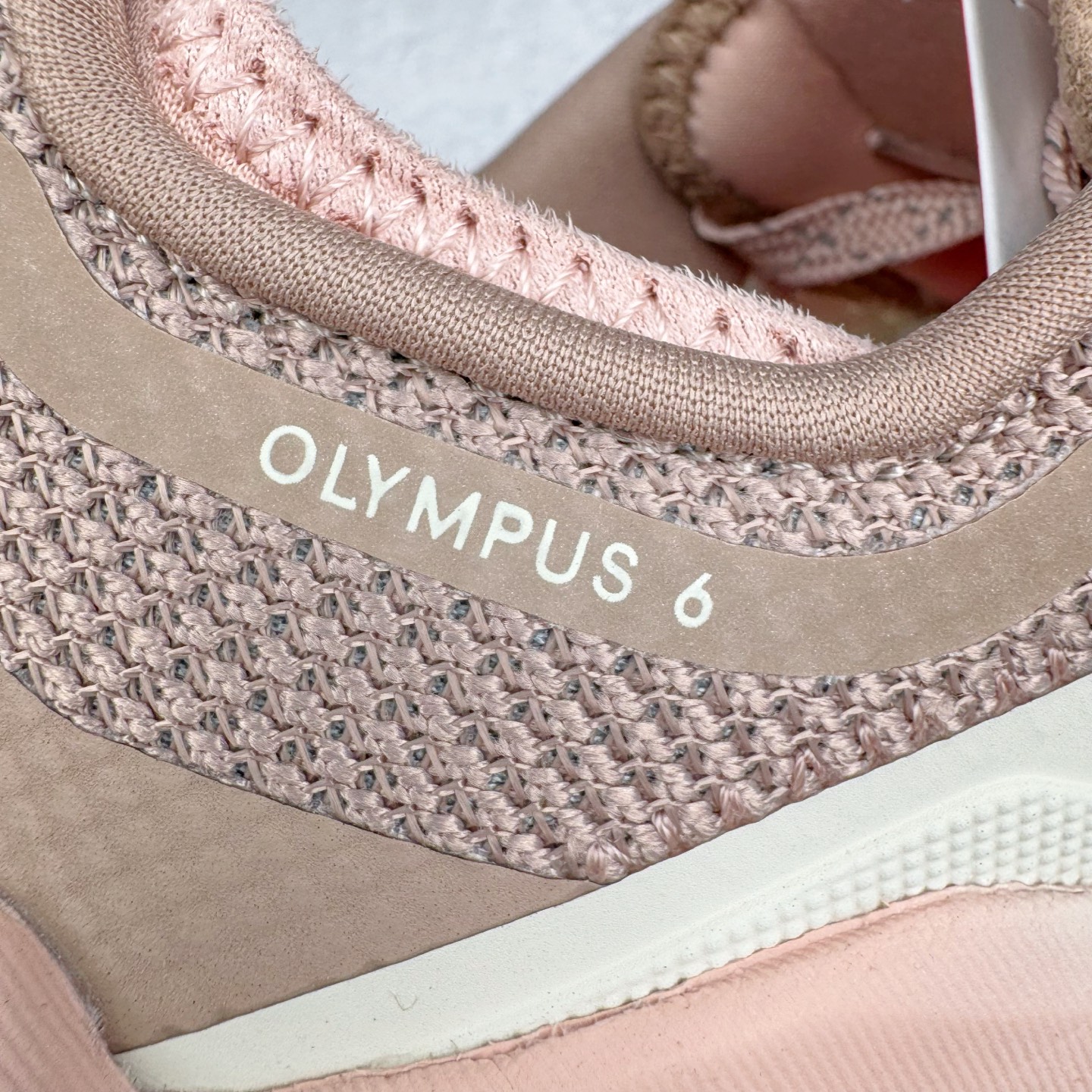 图片[18]-＃纯原 Altra OLYMPUS 6 奥创奥林匹斯六代舒适百搭防滑耐磨低帮户外跑步鞋 2009年，长跑精英运动员Golden Harper在美国犹他州创立了“Altra Footwear”，跑鞋特点是采用舒适的FootShape™M（很适鞋楦）设计和独特的BalancedCushioning™（平衡缓冲）技术，帮助遭受伤病困扰的跑者回归跑步，从而迅速积累起良好的口碑。2011年品牌迅速发展，屡获大奖。2015年开始不仅占据全美跑鞋前十，足迹更是遍布全球。2016年Altra正式进入中国市场，凭借独特的品牌风格以及出色的性能表现，三年来获得越来越多普通跑者的喜爱。销售业绩增长迅速，成为中国越野跑市场占有量前三的跑鞋品牌。实拍调校N版已经零色差零失真 百分百还原实物色彩所见即所得 不存在货不对板色差等低级问题 选购参考实物拍摄 不混卖不参货 只用心做好货严格选品 承诺混一赔十 尺码：39 40 40.5 41 42 42.5 43 44 44.5 45-选品中心