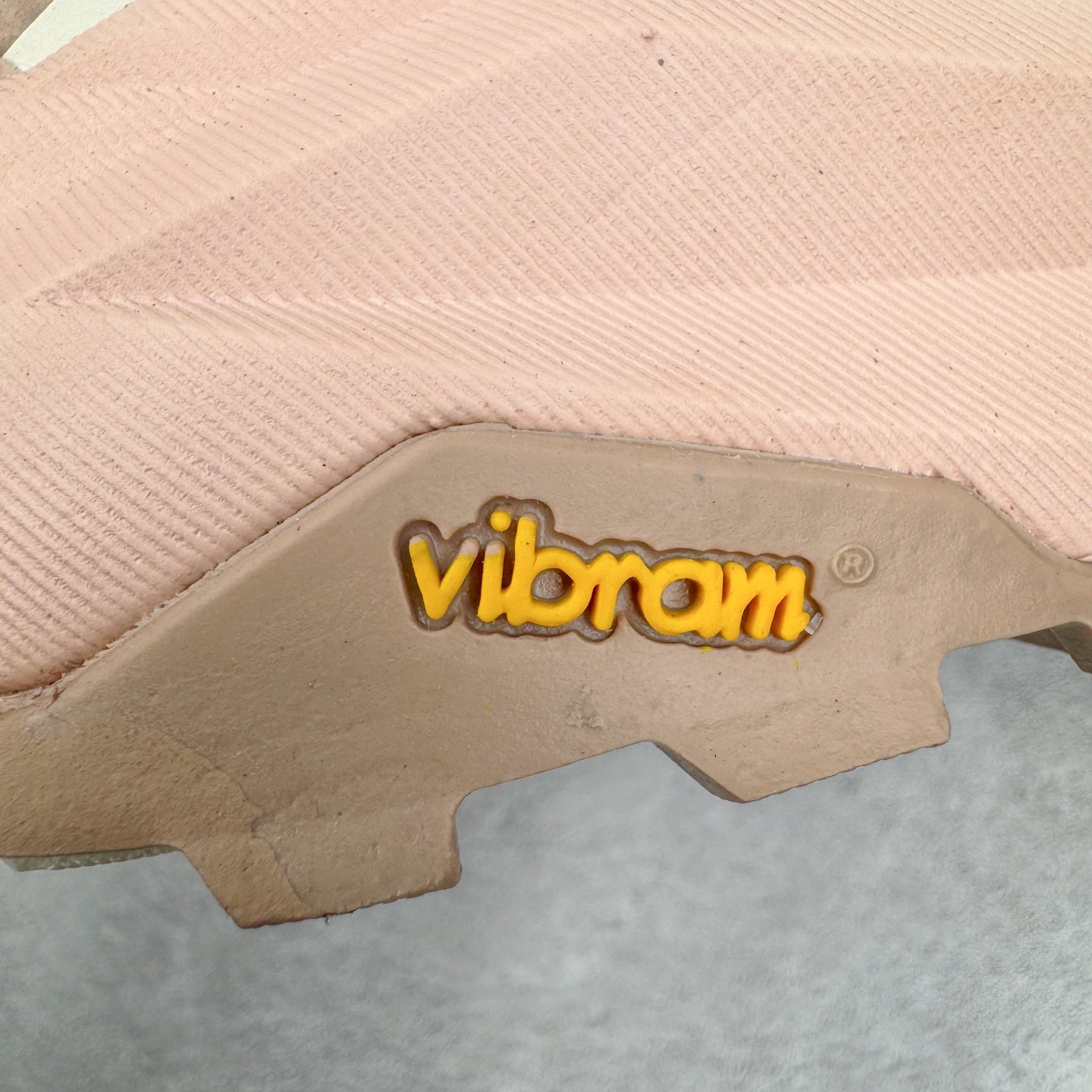 图片[20]-＃纯原 Altra OLYMPUS 6 奥创奥林匹斯六代舒适百搭防滑耐磨低帮户外跑步鞋 2009年，长跑精英运动员Golden Harper在美国犹他州创立了“Altra Footwear”，跑鞋特点是采用舒适的FootShape™M（很适鞋楦）设计和独特的BalancedCushioning™（平衡缓冲）技术，帮助遭受伤病困扰的跑者回归跑步，从而迅速积累起良好的口碑。2011年品牌迅速发展，屡获大奖。2015年开始不仅占据全美跑鞋前十，足迹更是遍布全球。2016年Altra正式进入中国市场，凭借独特的品牌风格以及出色的性能表现，三年来获得越来越多普通跑者的喜爱。销售业绩增长迅速，成为中国越野跑市场占有量前三的跑鞋品牌。实拍调校N版已经零色差零失真 百分百还原实物色彩所见即所得 不存在货不对板色差等低级问题 选购参考实物拍摄 不混卖不参货 只用心做好货严格选品 承诺混一赔十 尺码：39 40 40.5 41 42 42.5 43 44 44.5 45-选品中心